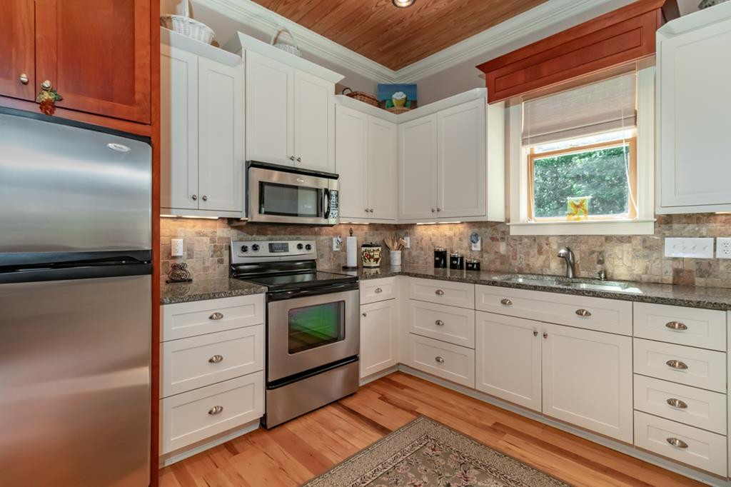 MIL Suite - Kitchen - SS appliances - back splash
