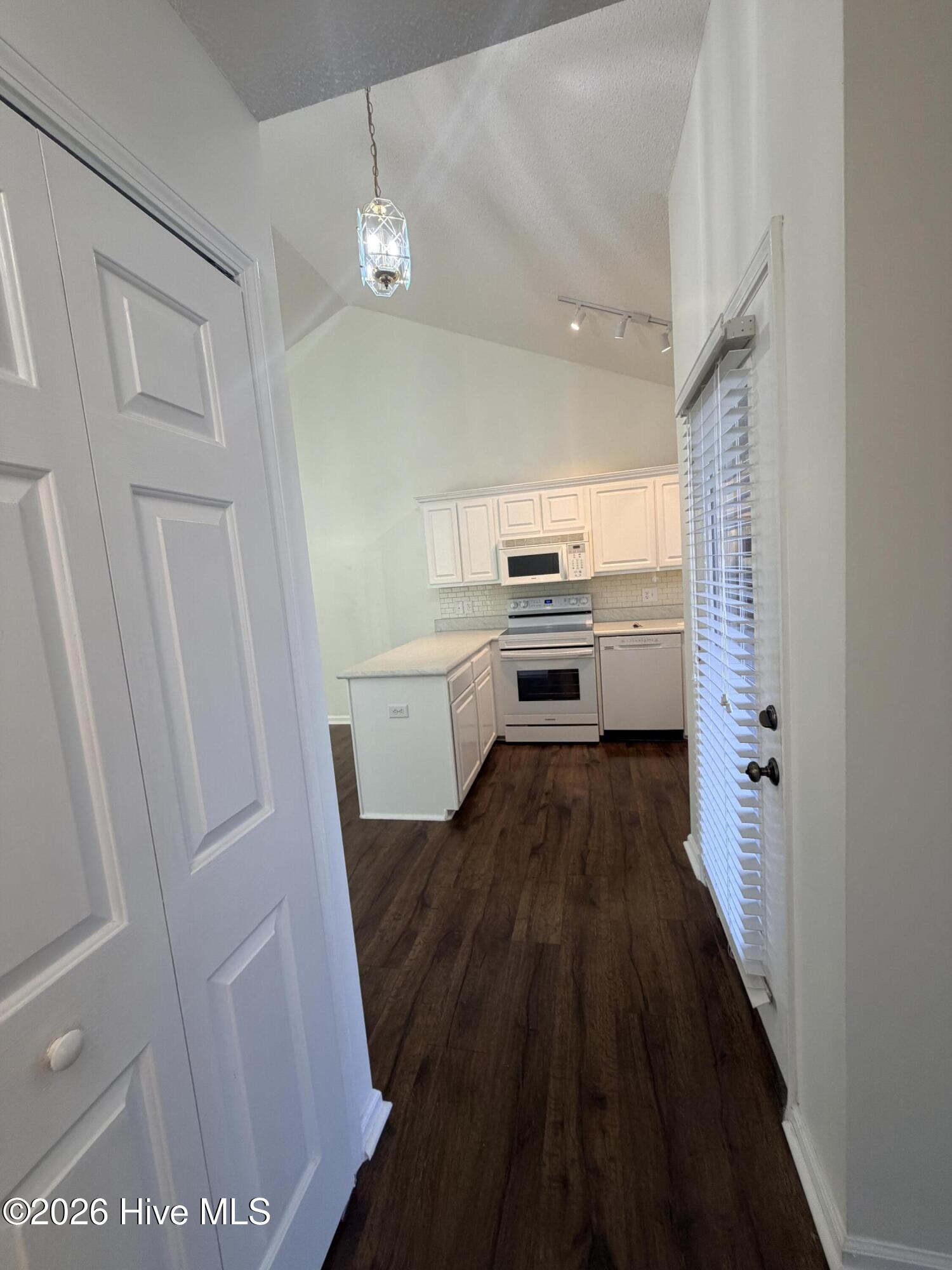 100567497 | Photo 24