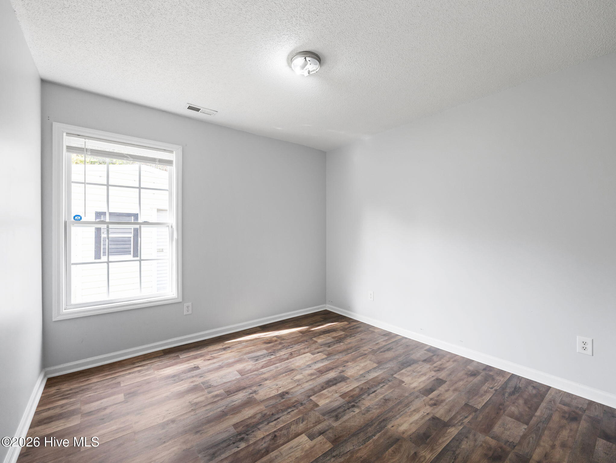 100565489 | Photo 23