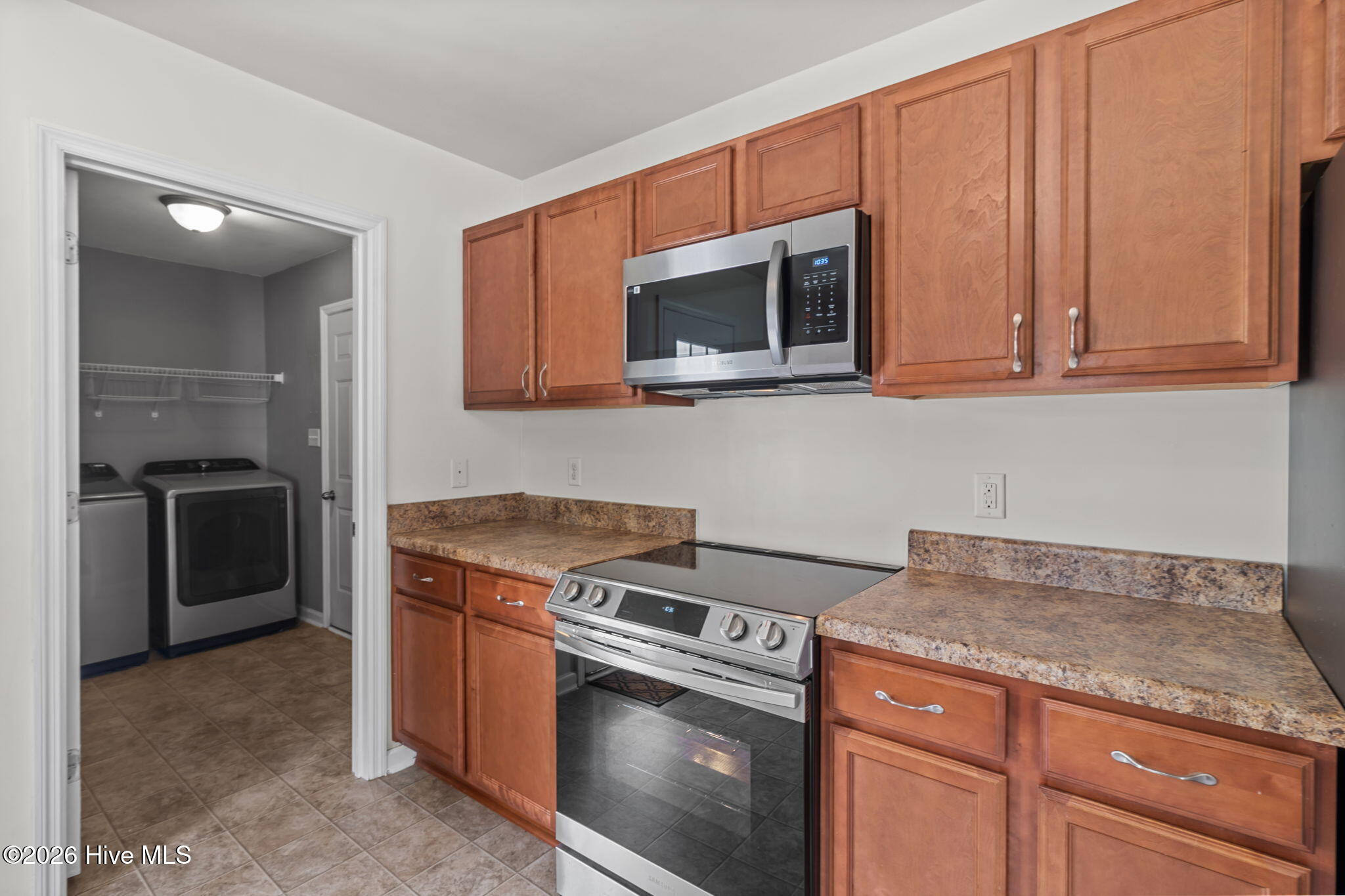 100561505 | Photo 16