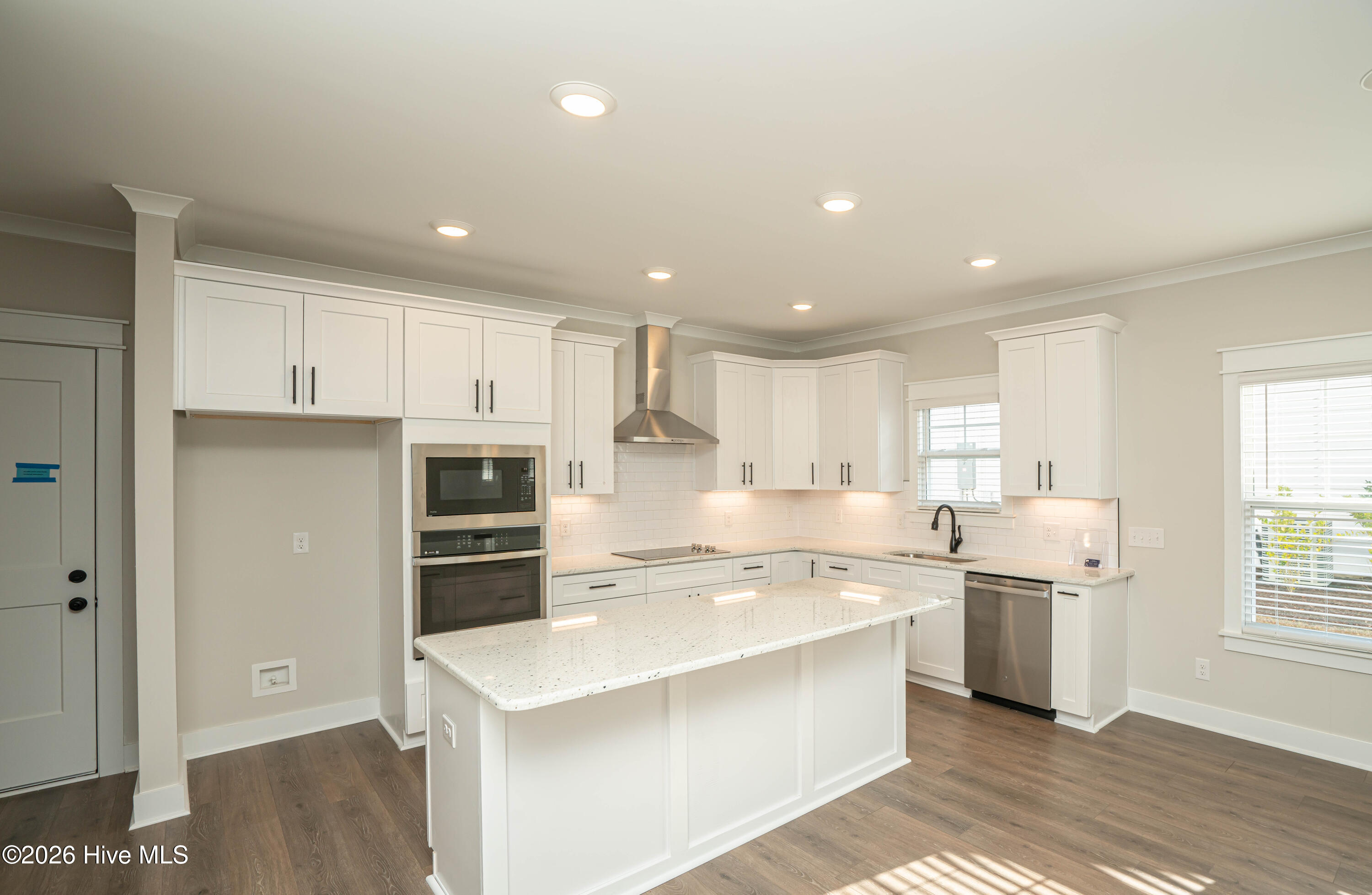 100548241 | Photo 25