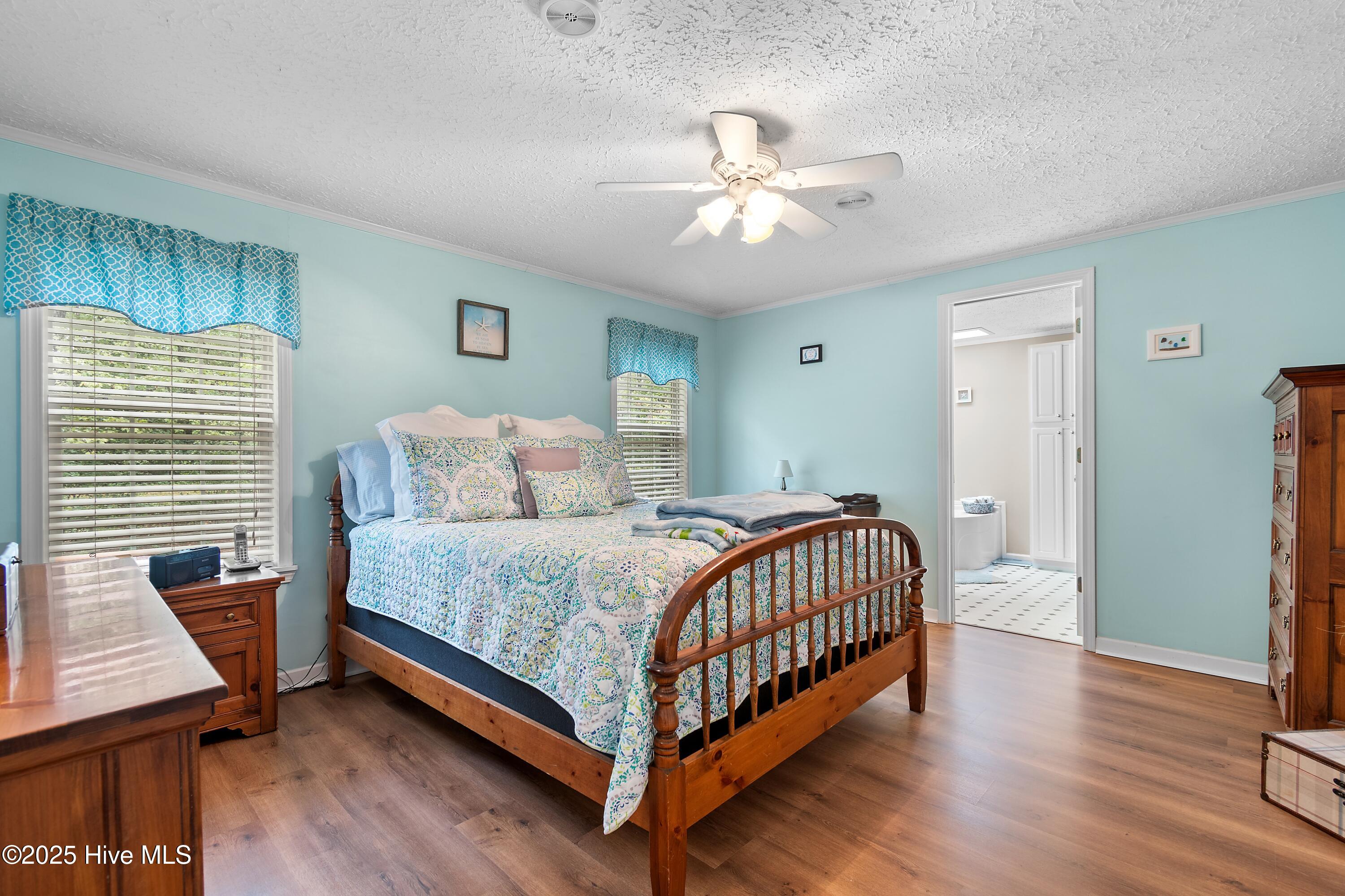 100537026 | Photo 18