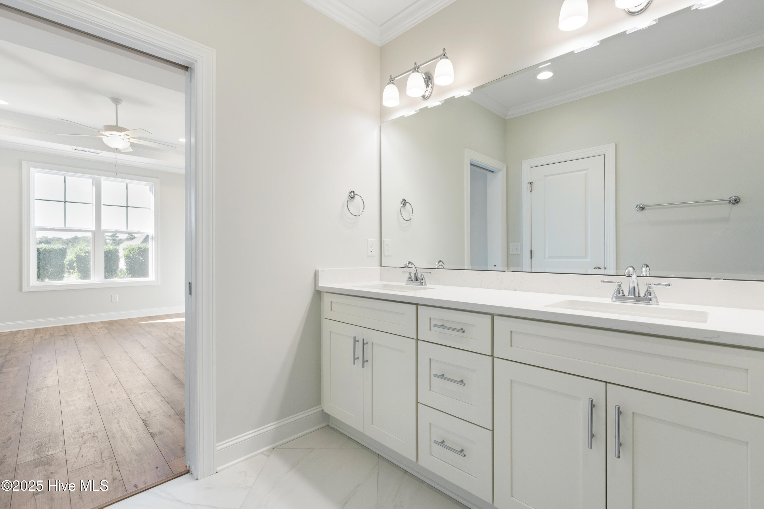 100522089 | Photo 23