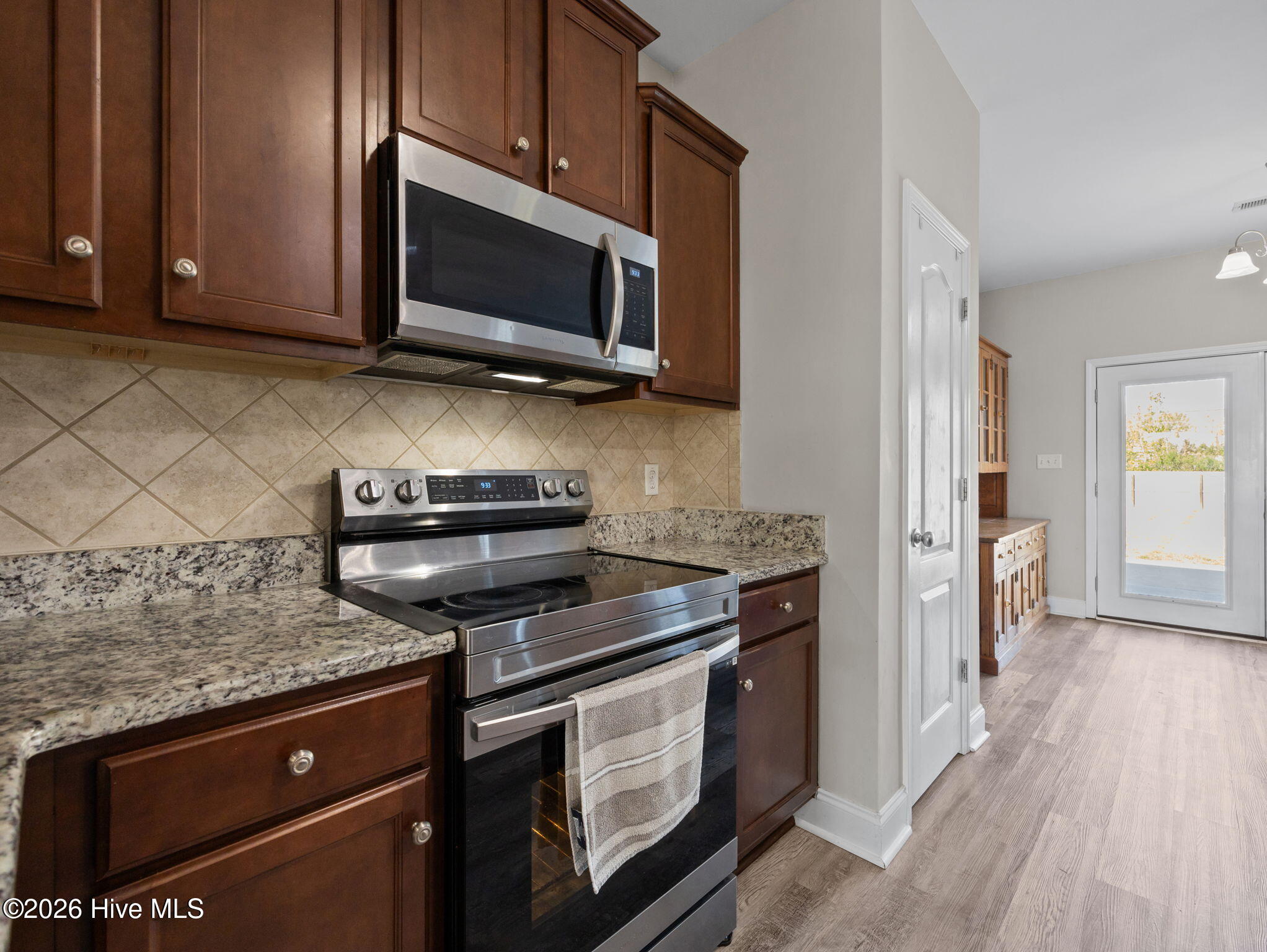 100564240 | Photo 14