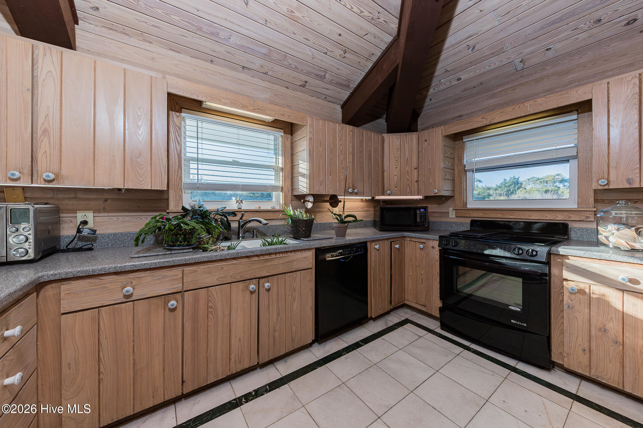 100560422 | Photo 14