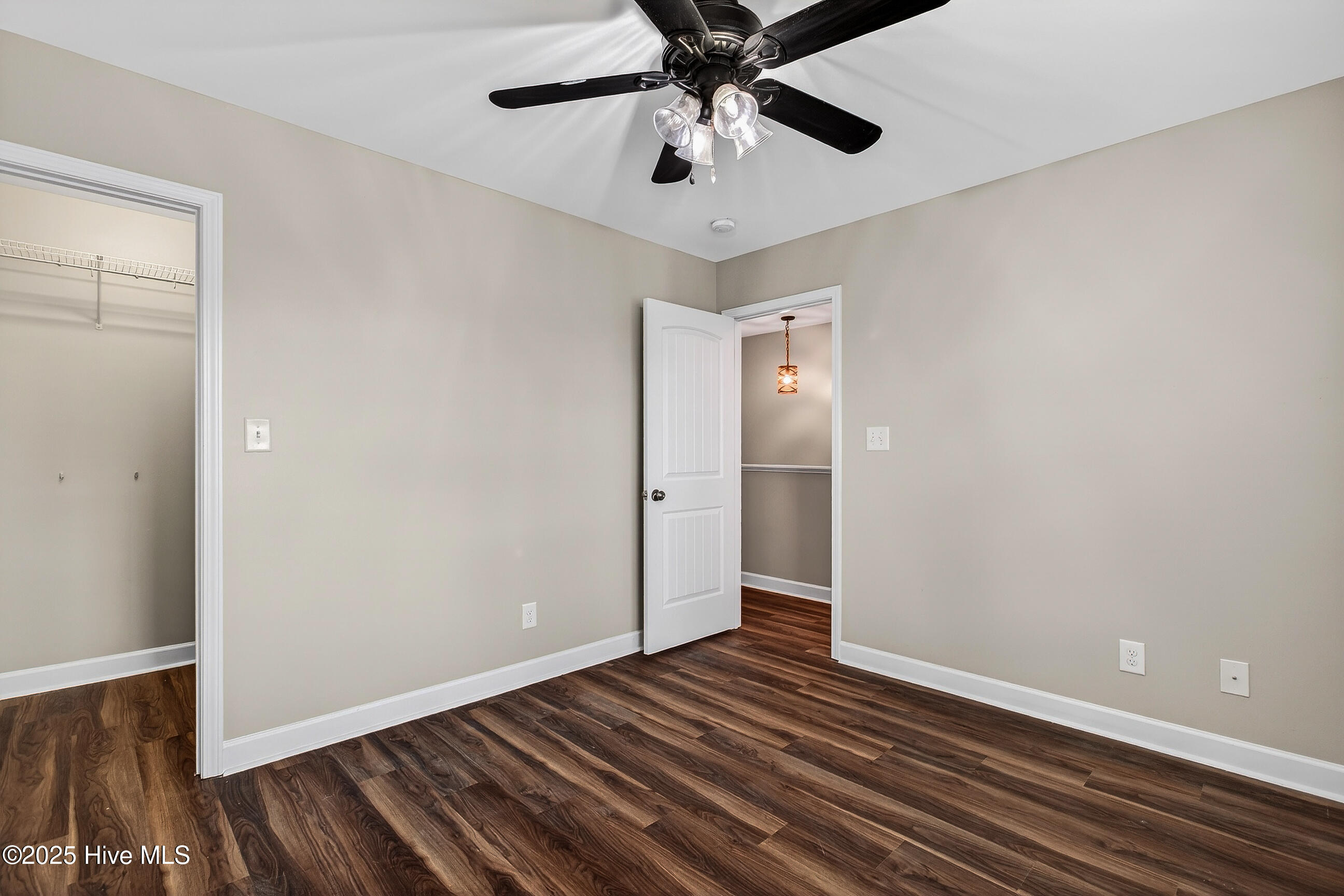 100547089 | Photo 35