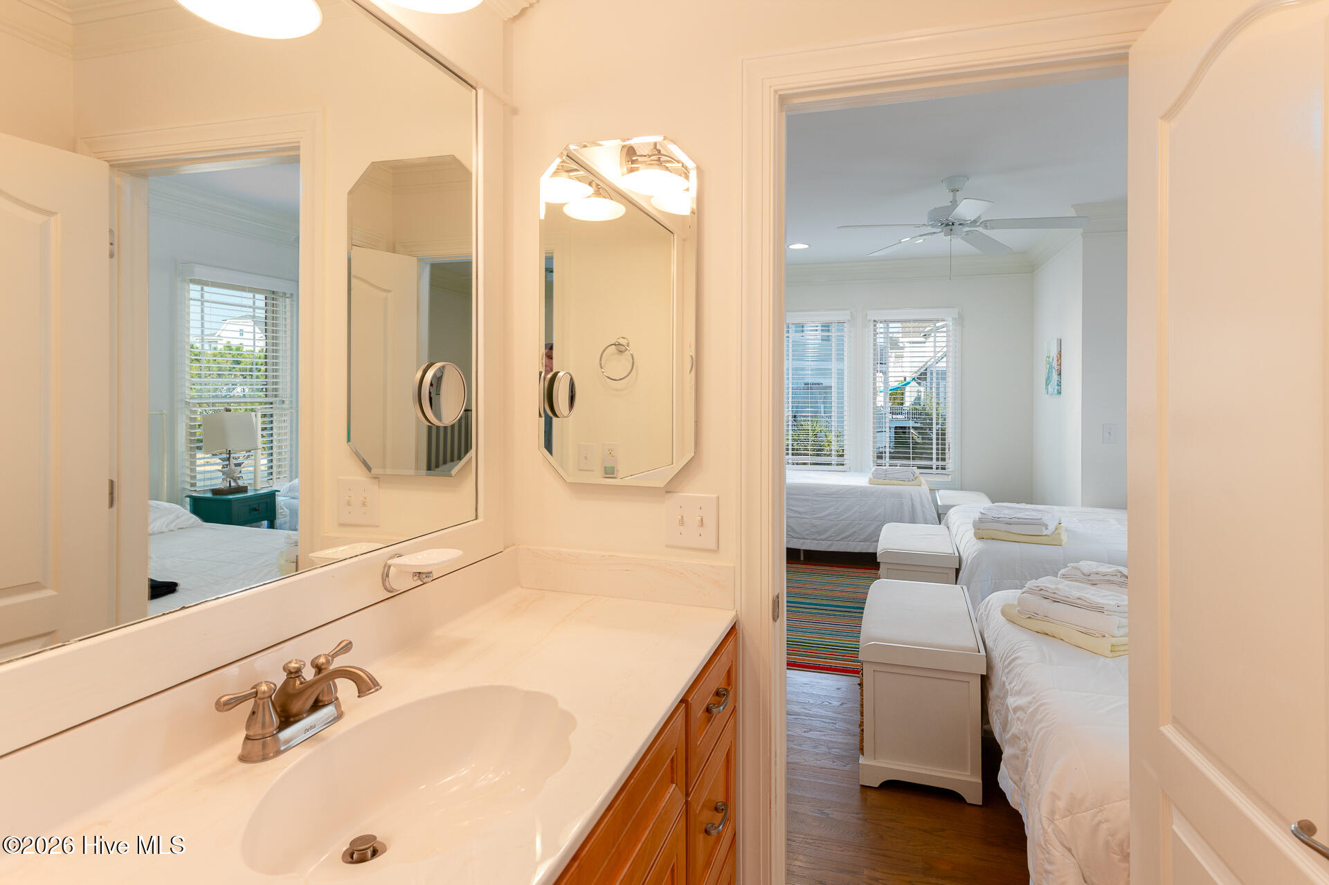 100562037 | Photo 11