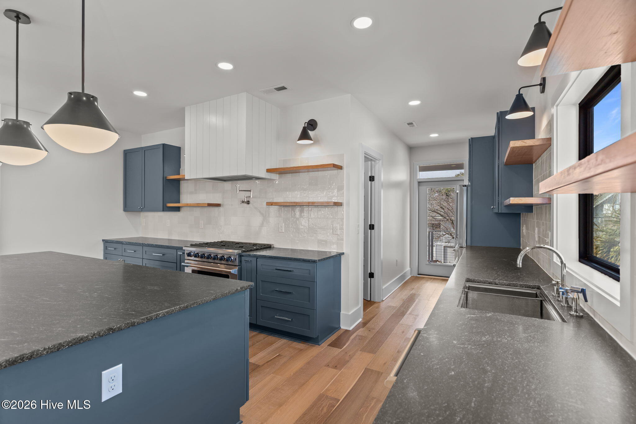 100553287 | Photo 28