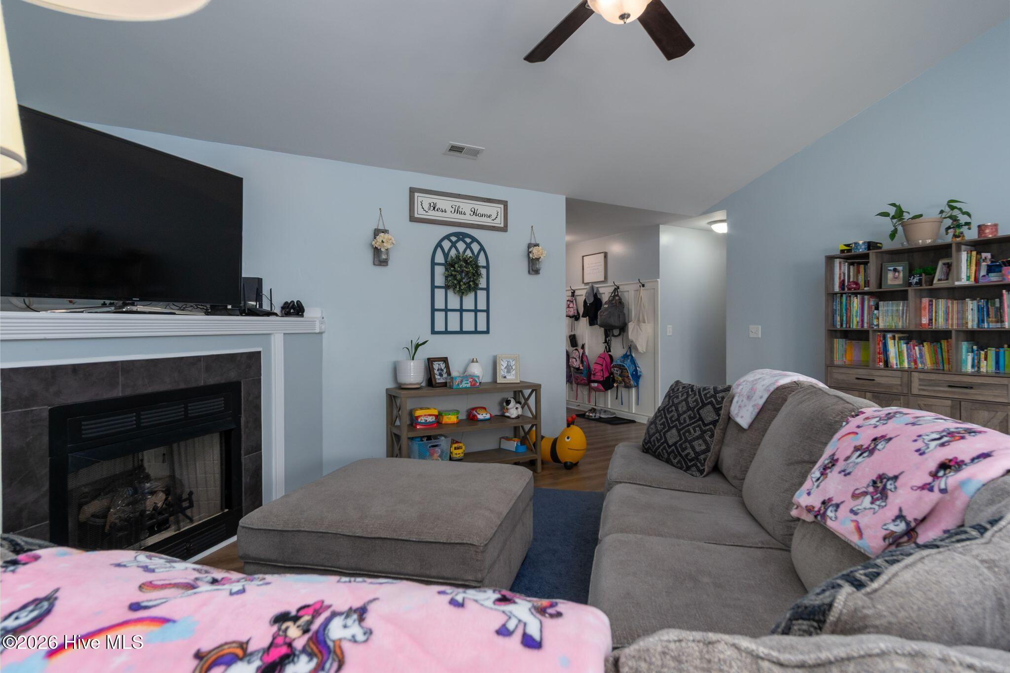 200 Chandler Simpson Court, Beulaville, NC 28518 – photo 12: Living Room