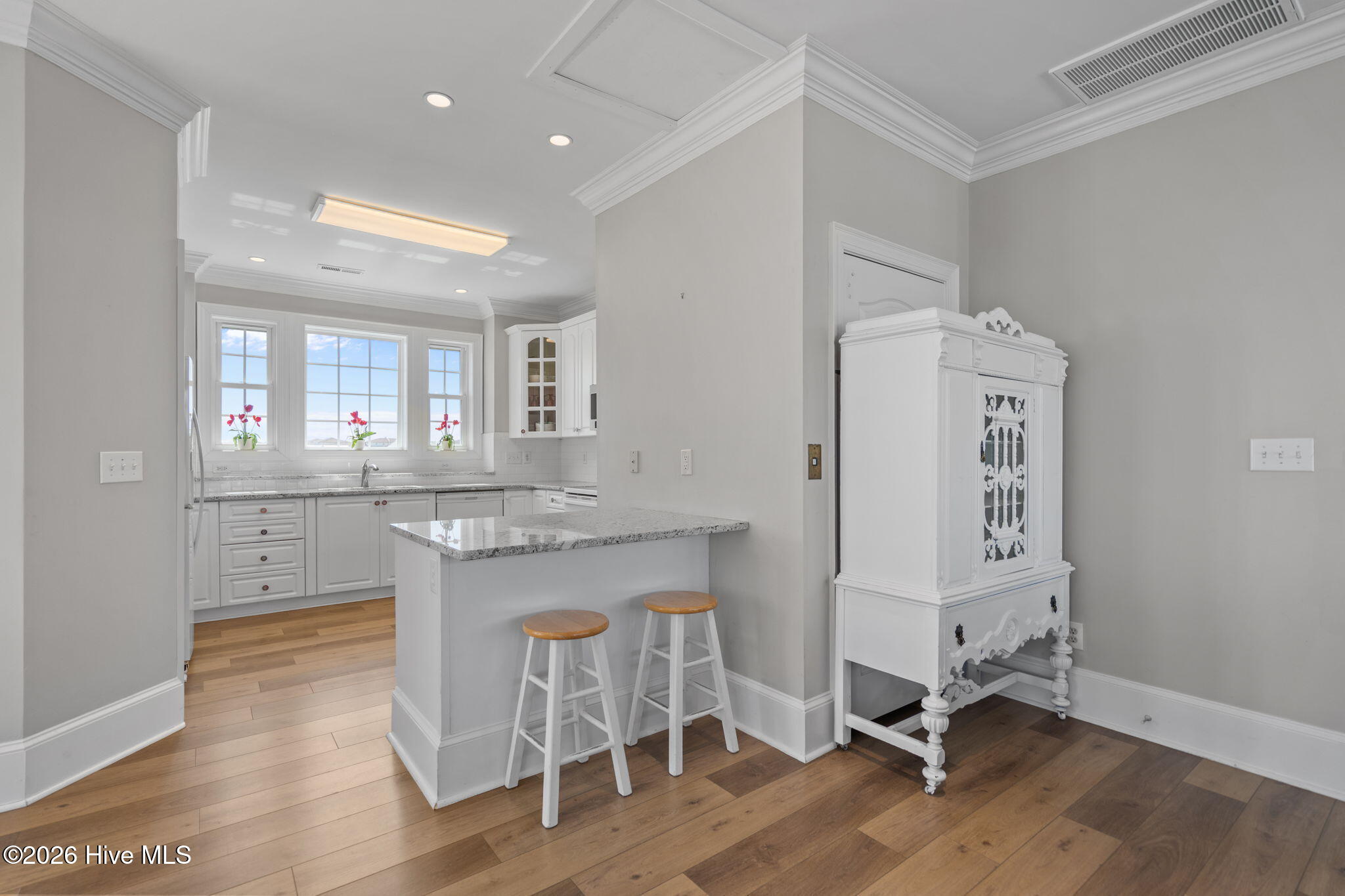 100564459 | Photo 35