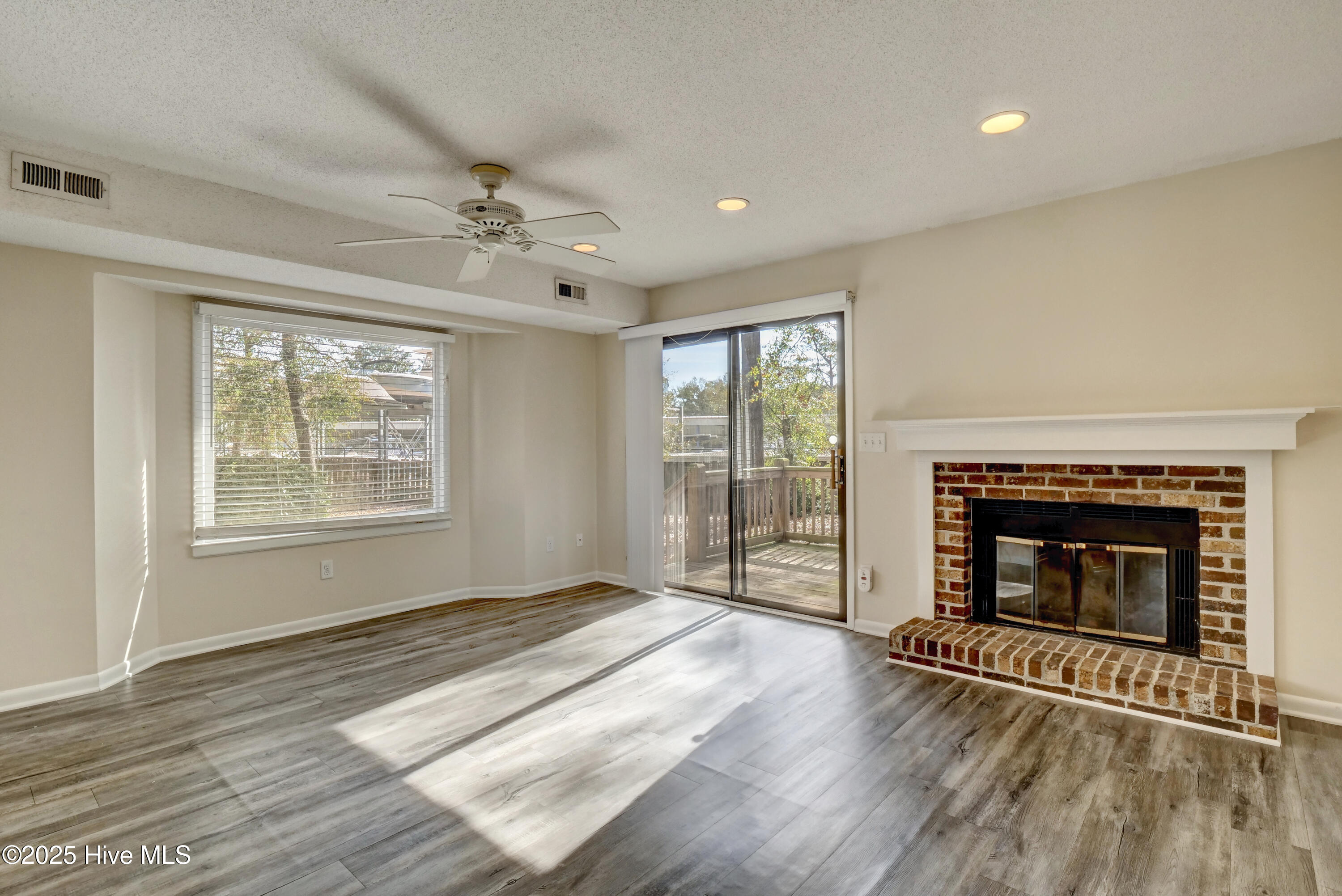 100541720 | Photo 11