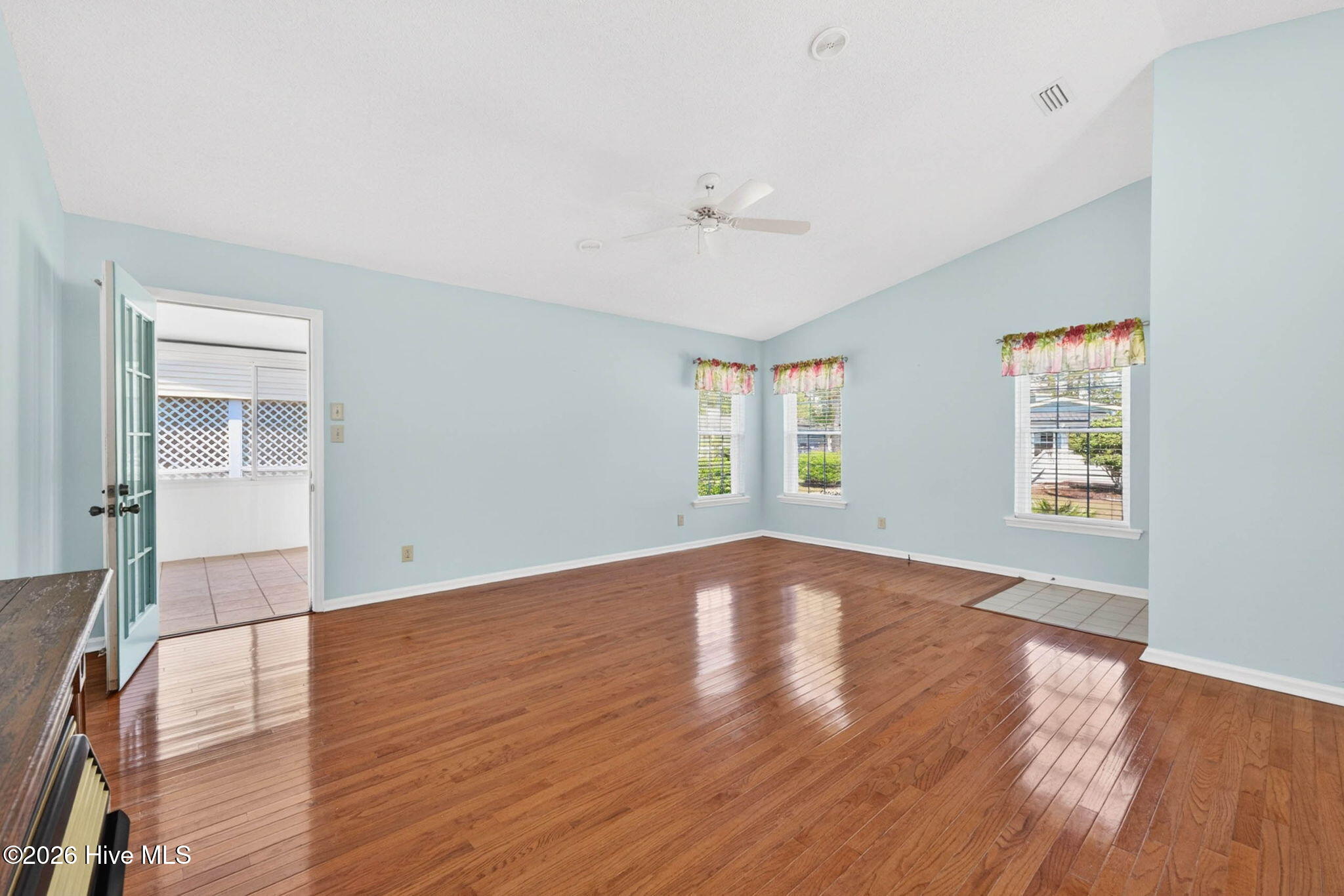 100569614 | Photo 13