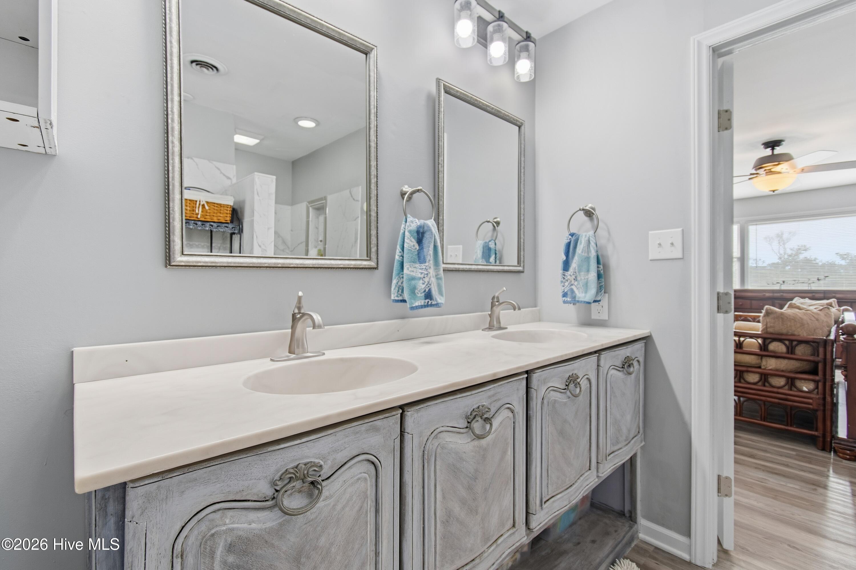 100549205 | Photo 39