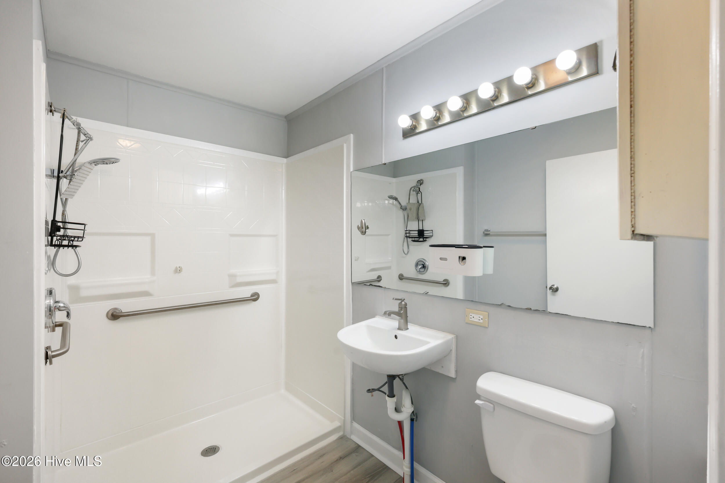 100561593 | Photo 18