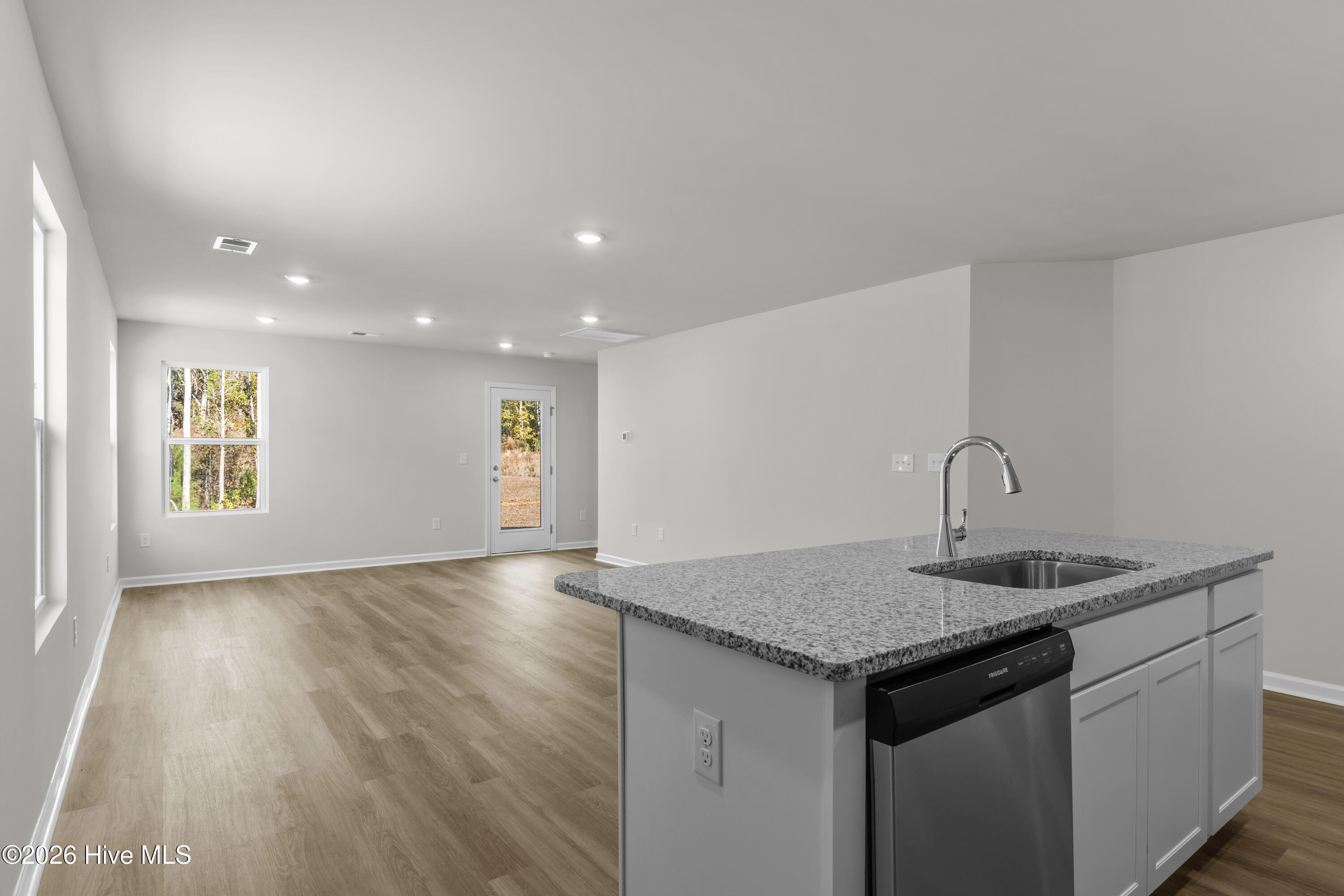 100550179 | Photo 10