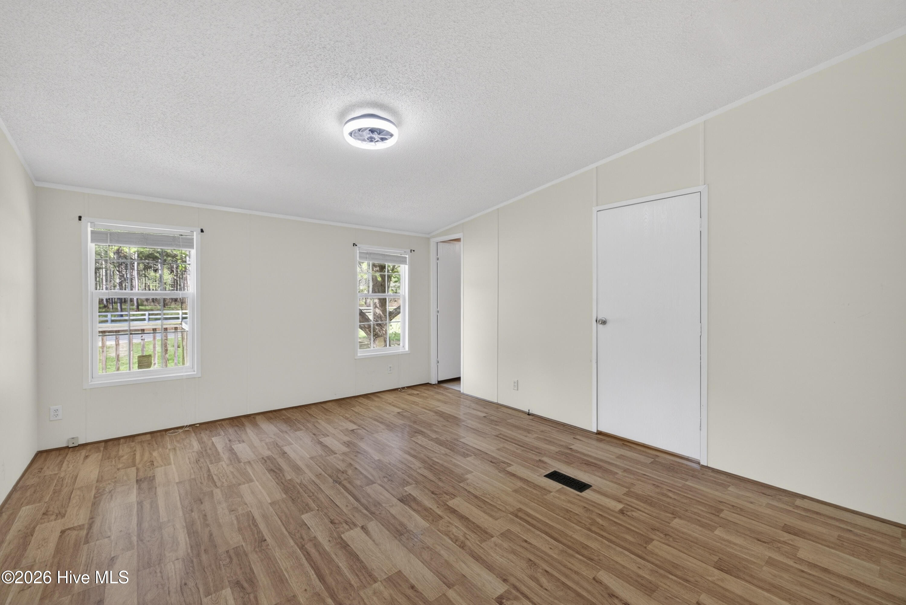 100566383 | Photo 17