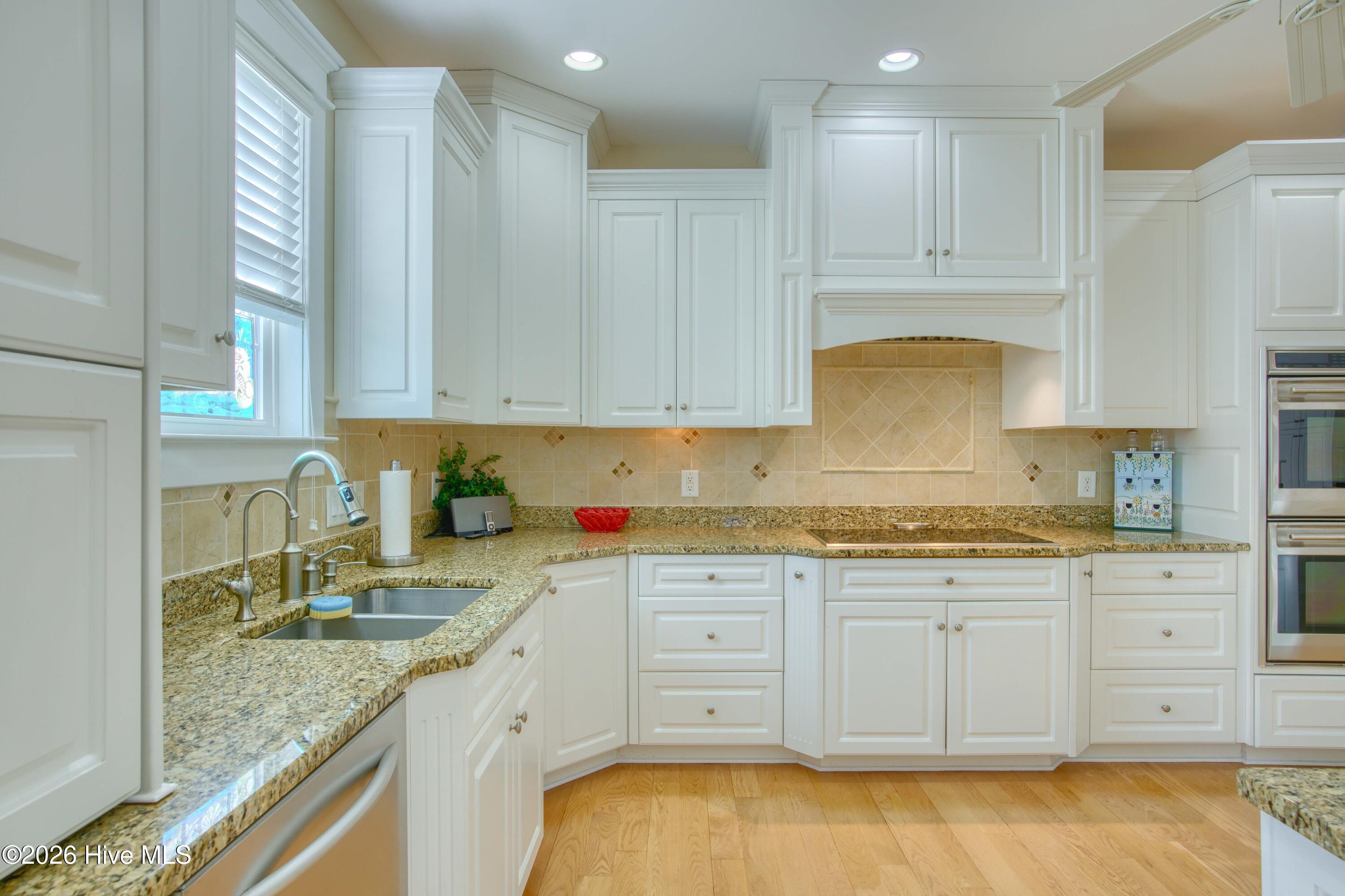 100549111 | Photo 33