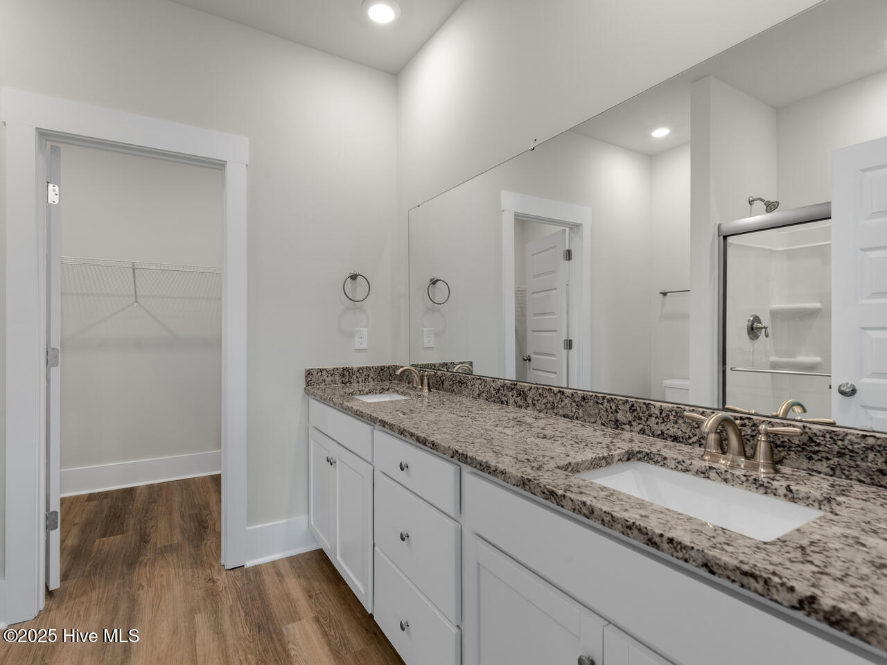 100567988 | Photo 18