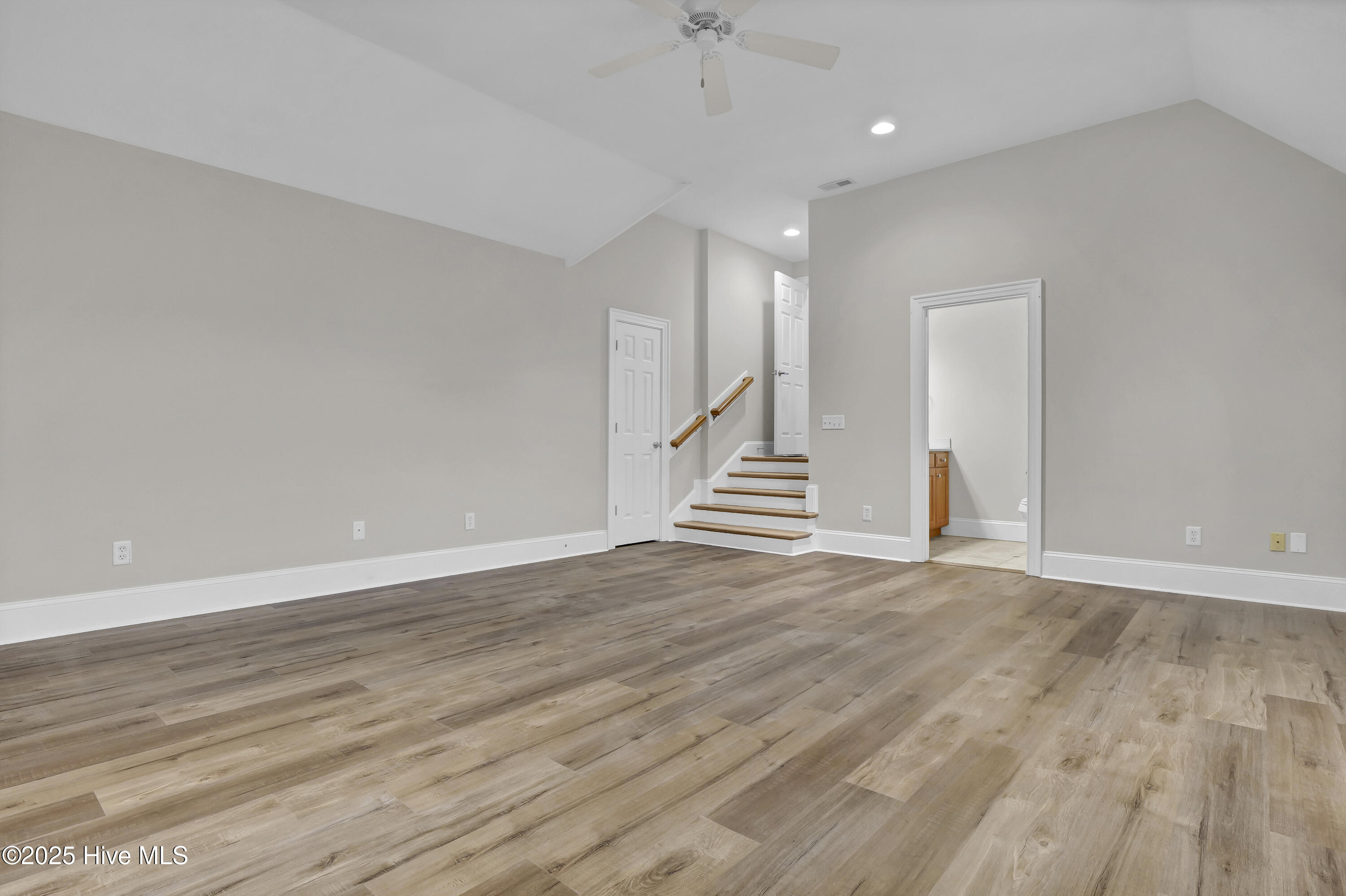 100518600 | Photo 45