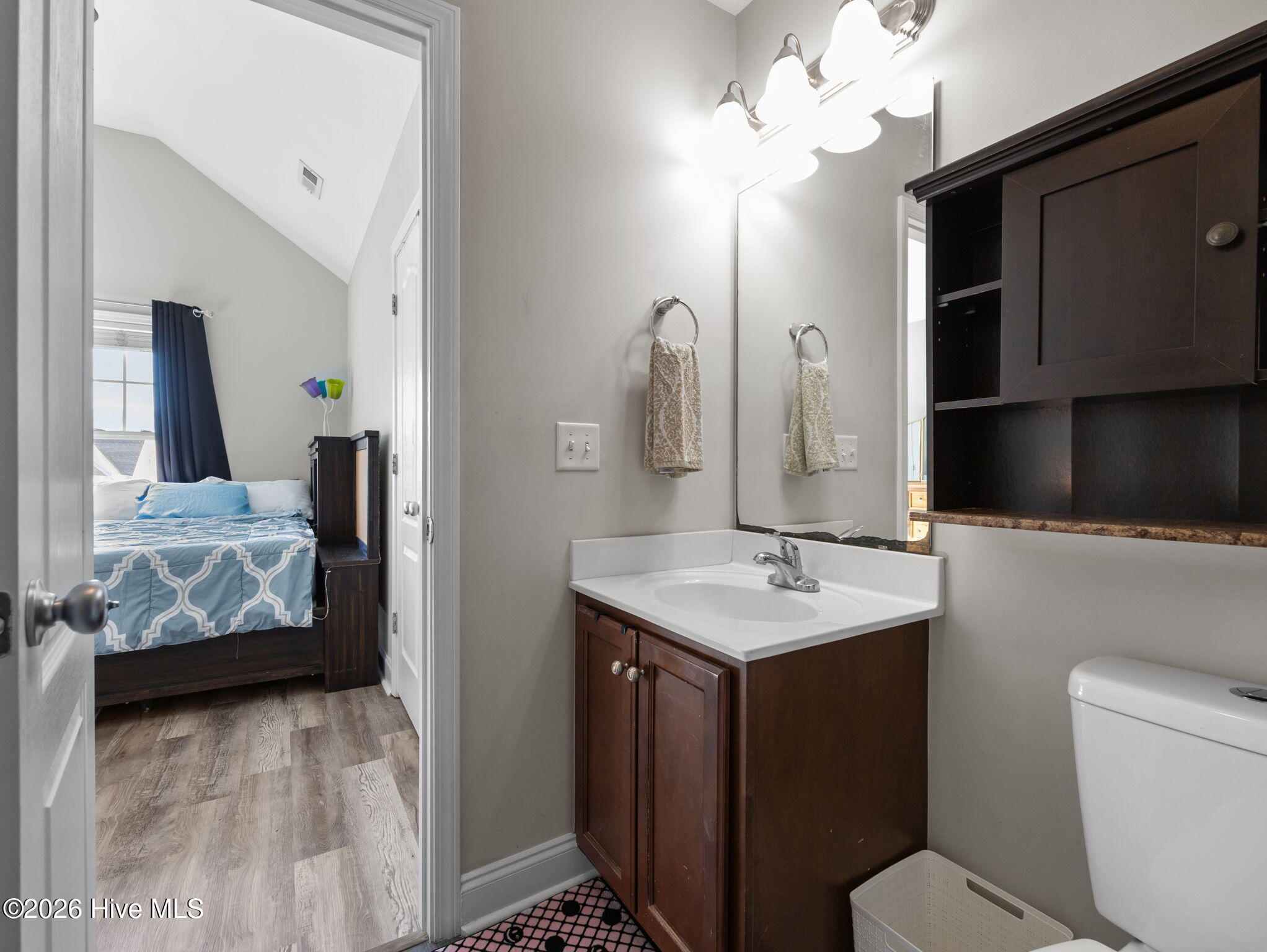 100564240 | Photo 45