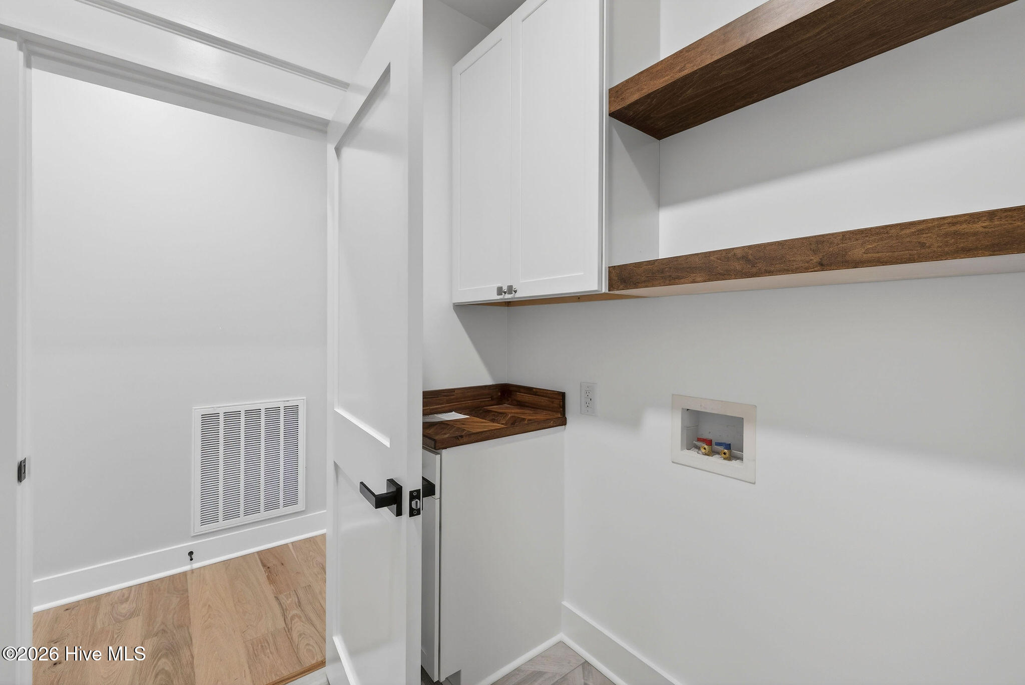 100548792 | Photo 38