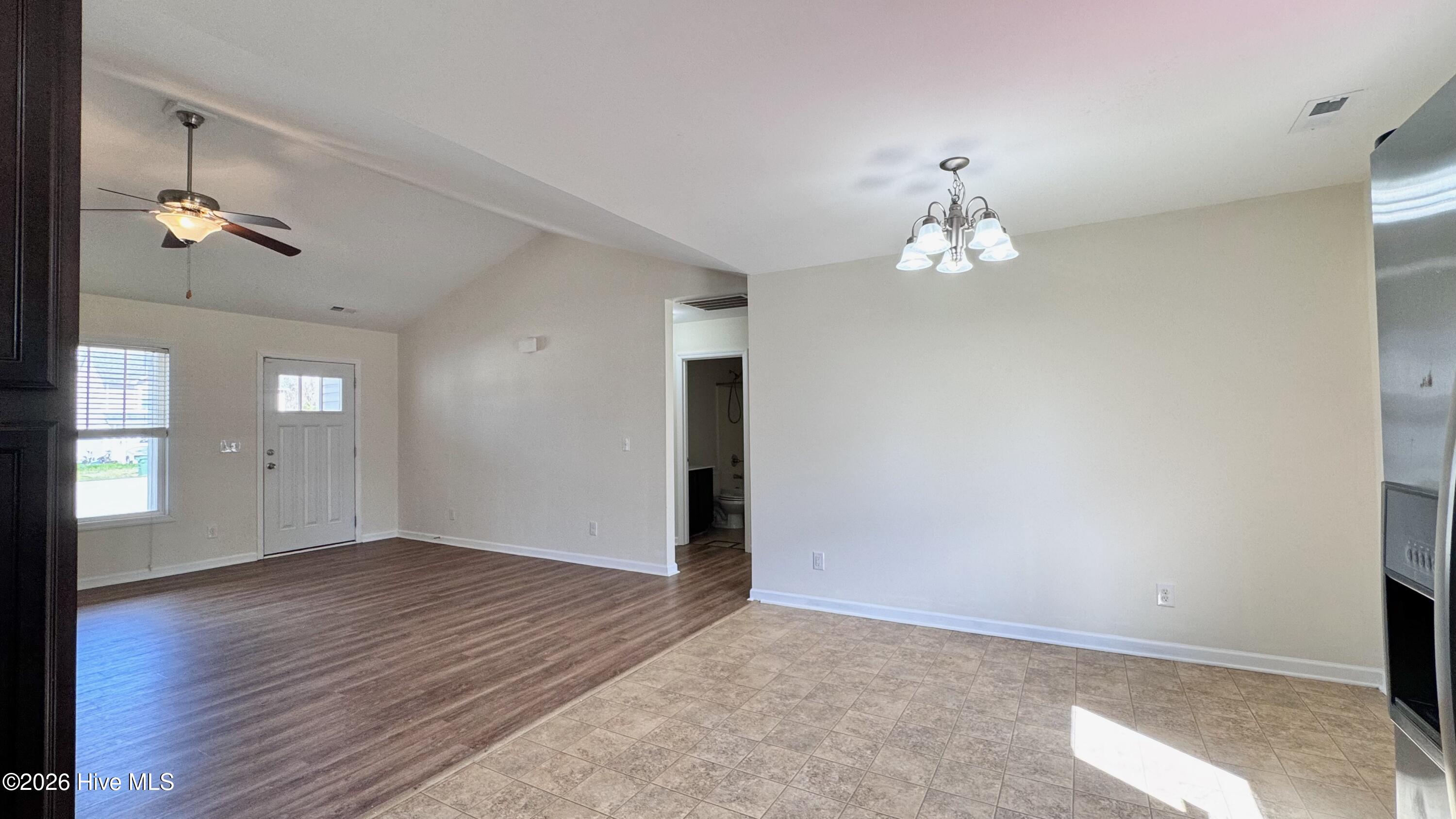 100561973 | Photo 22