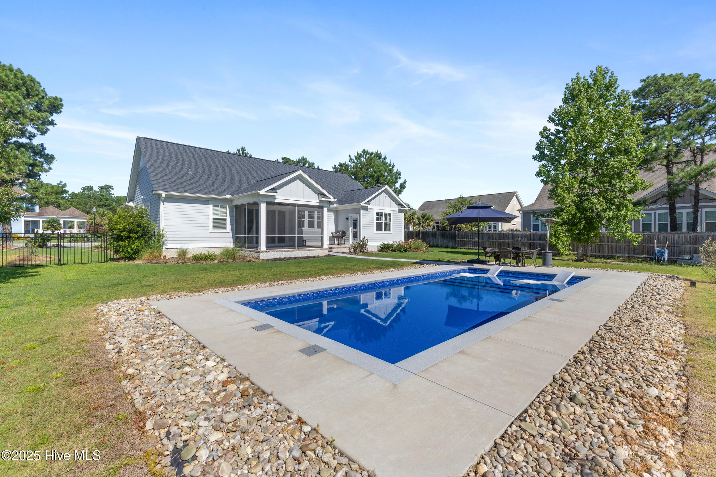 100520337 | Photo 48