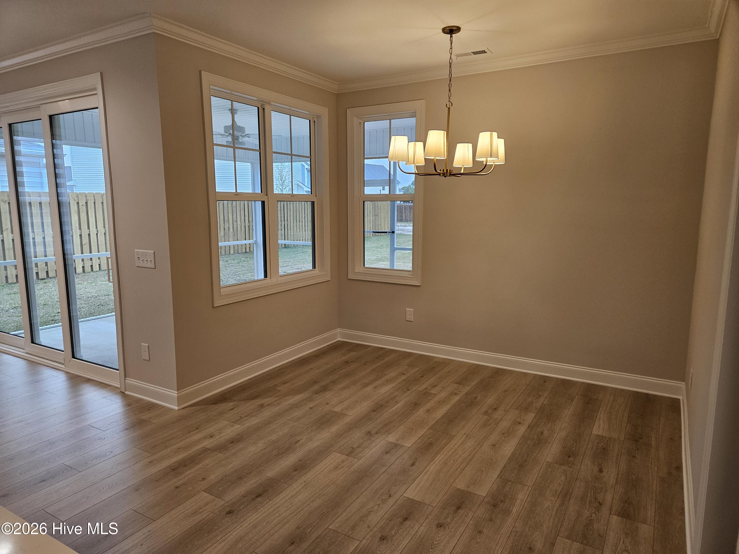 100569103 | Photo 12