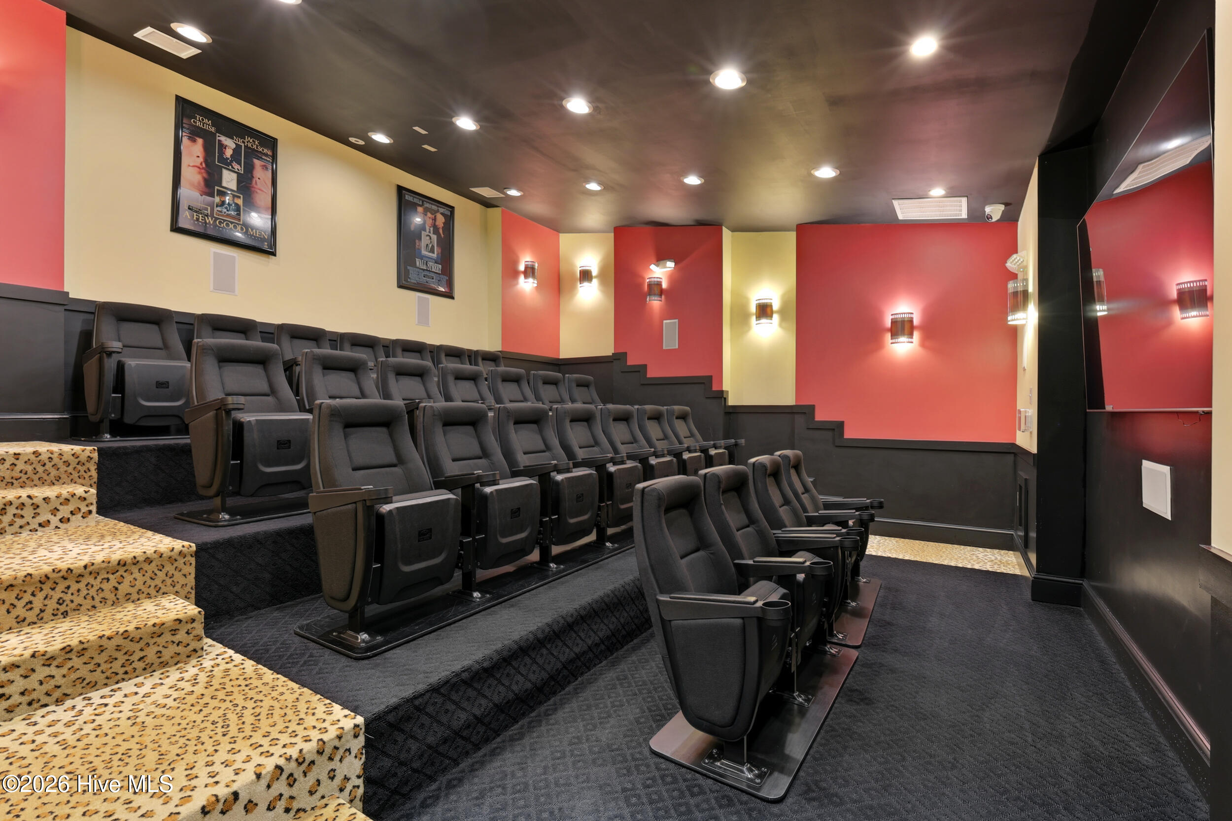 100556037 | Photo 35