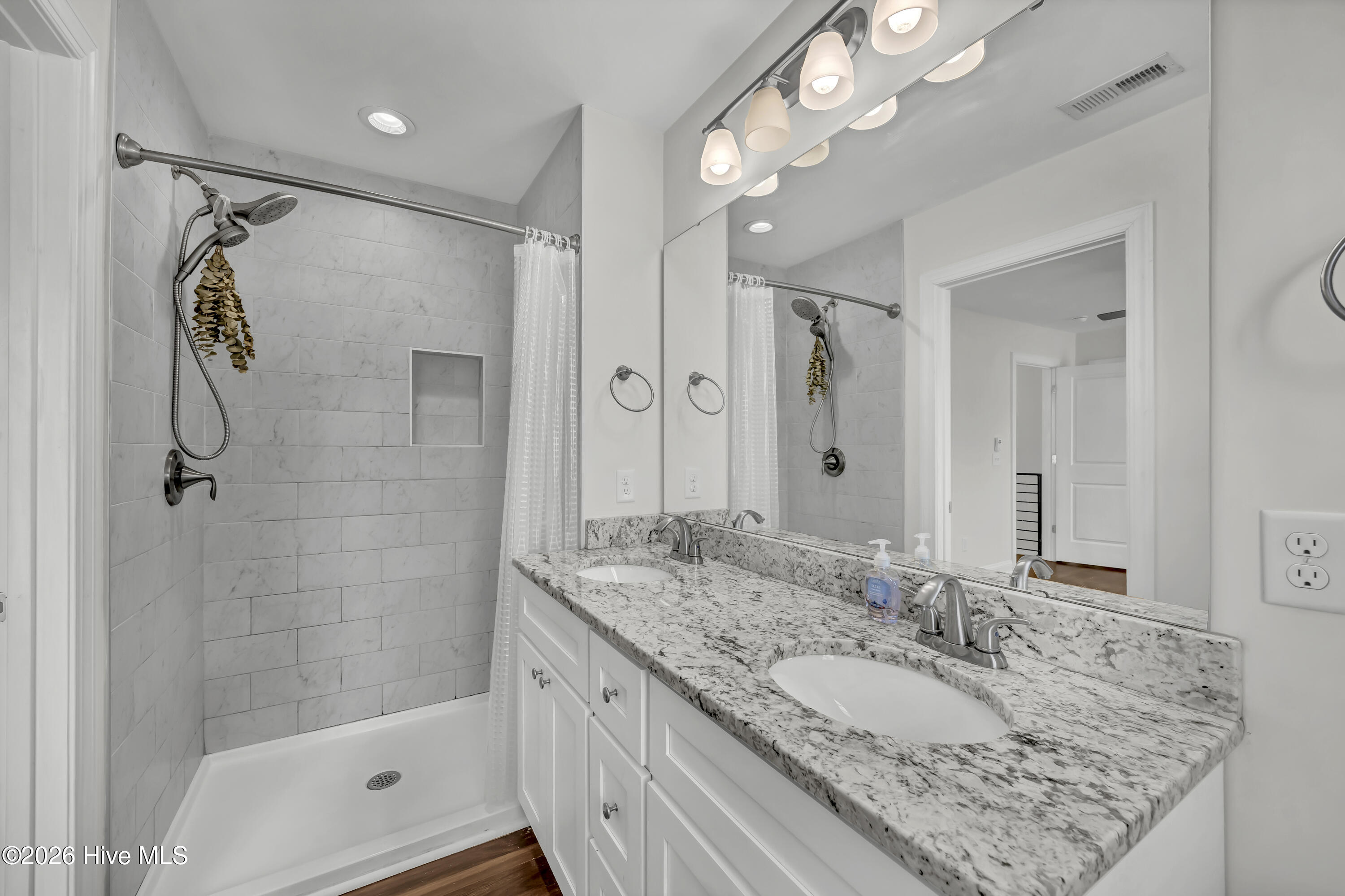 100551563 | Photo 20