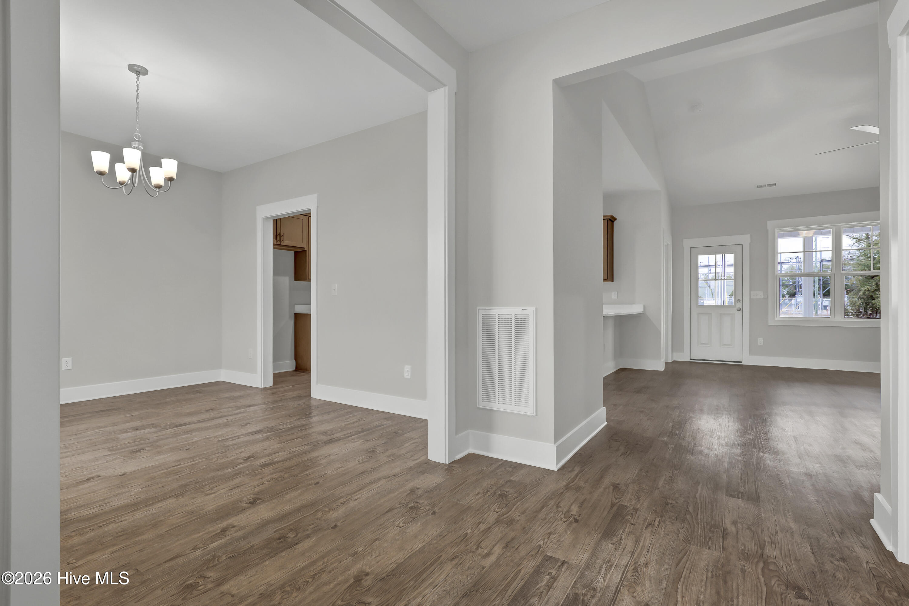 100534930 | Photo 12