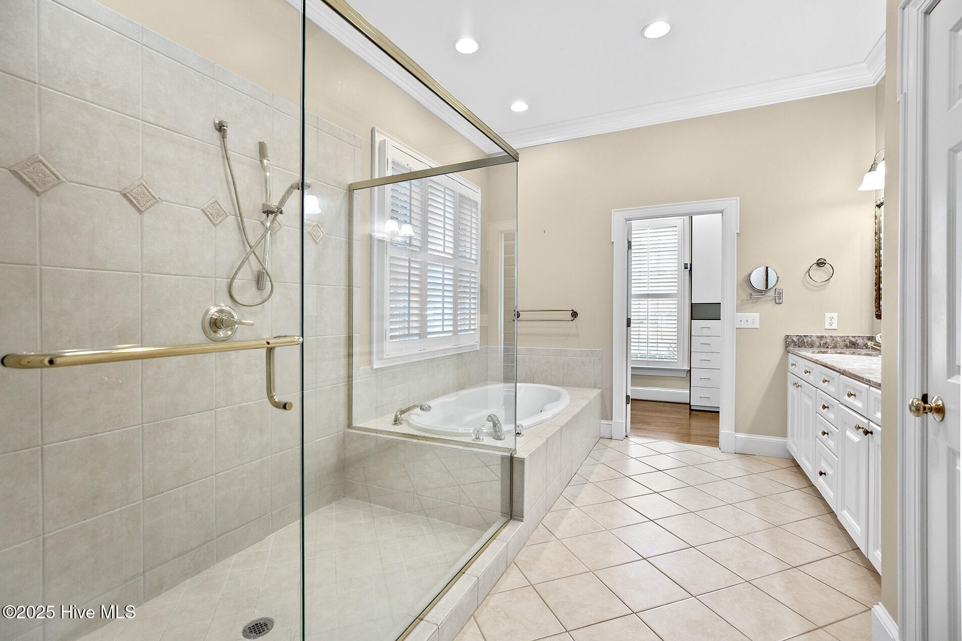 100545737 | Photo 42