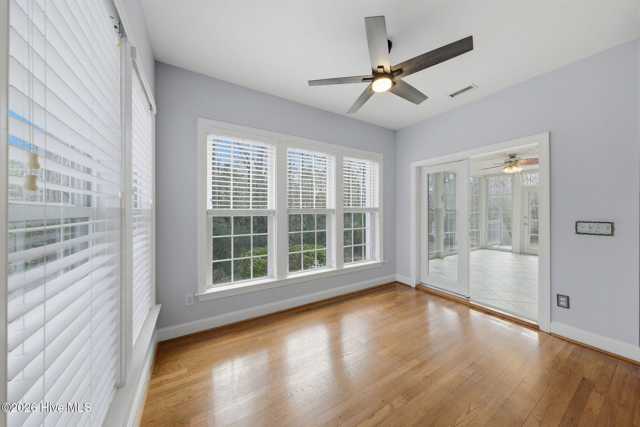 100560858 | Photo 21