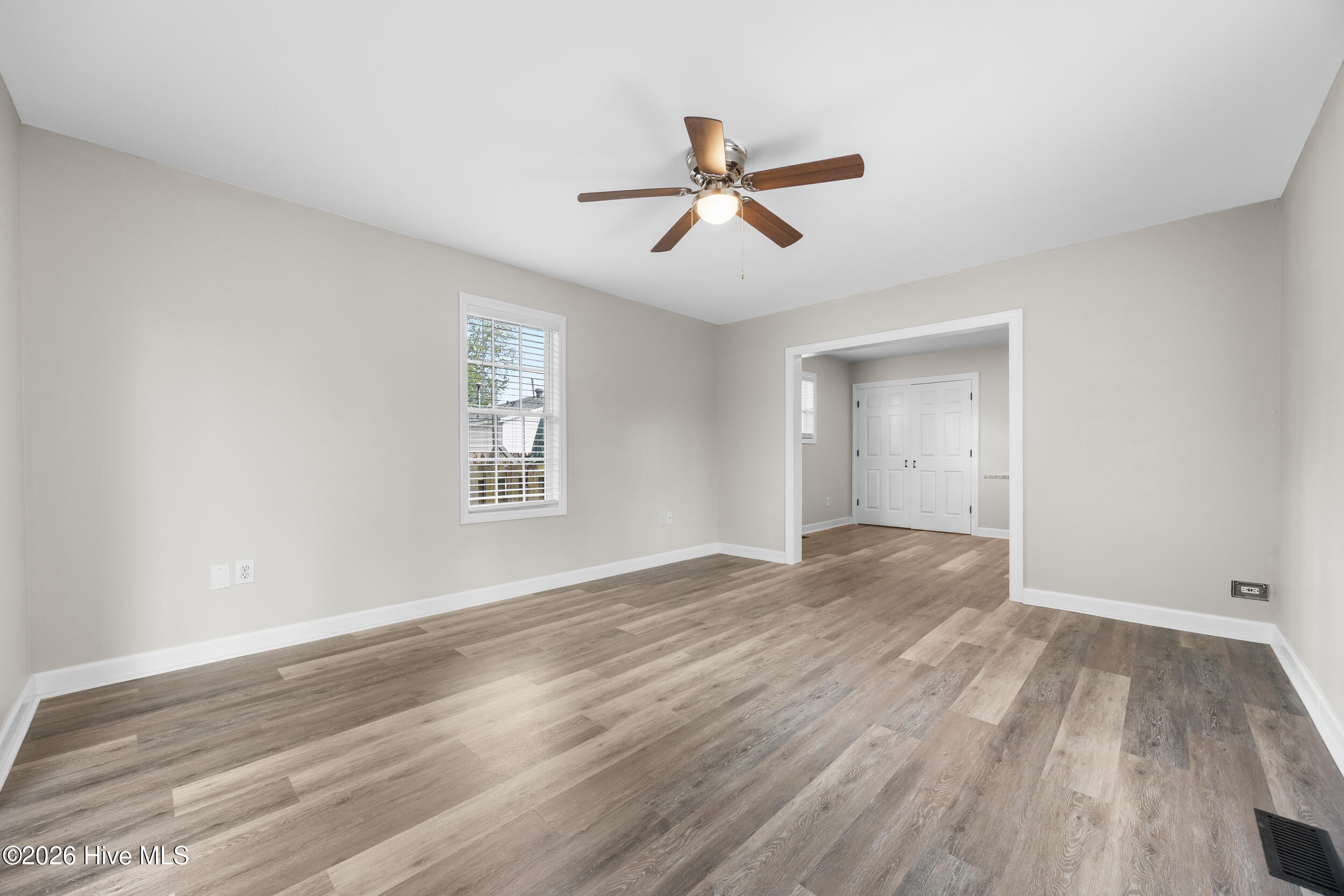 100558916 | Photo 25