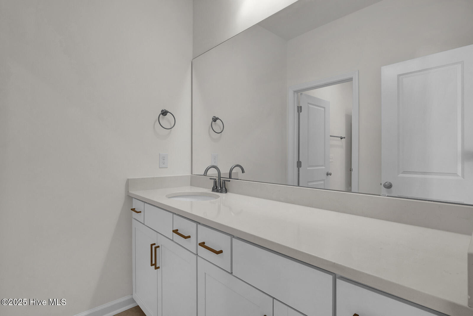 100556058 | Photo 40