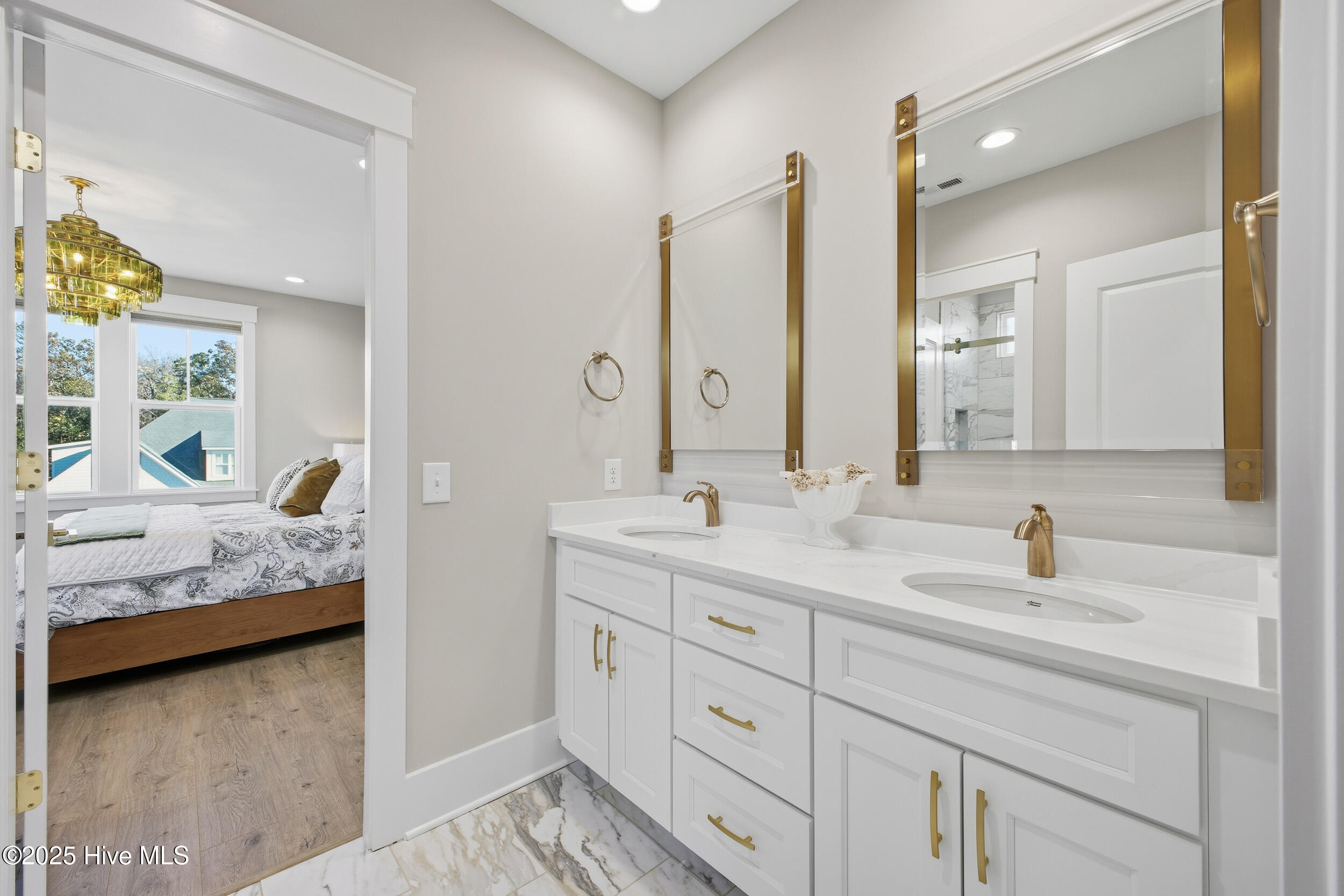 100540842 | Photo 49