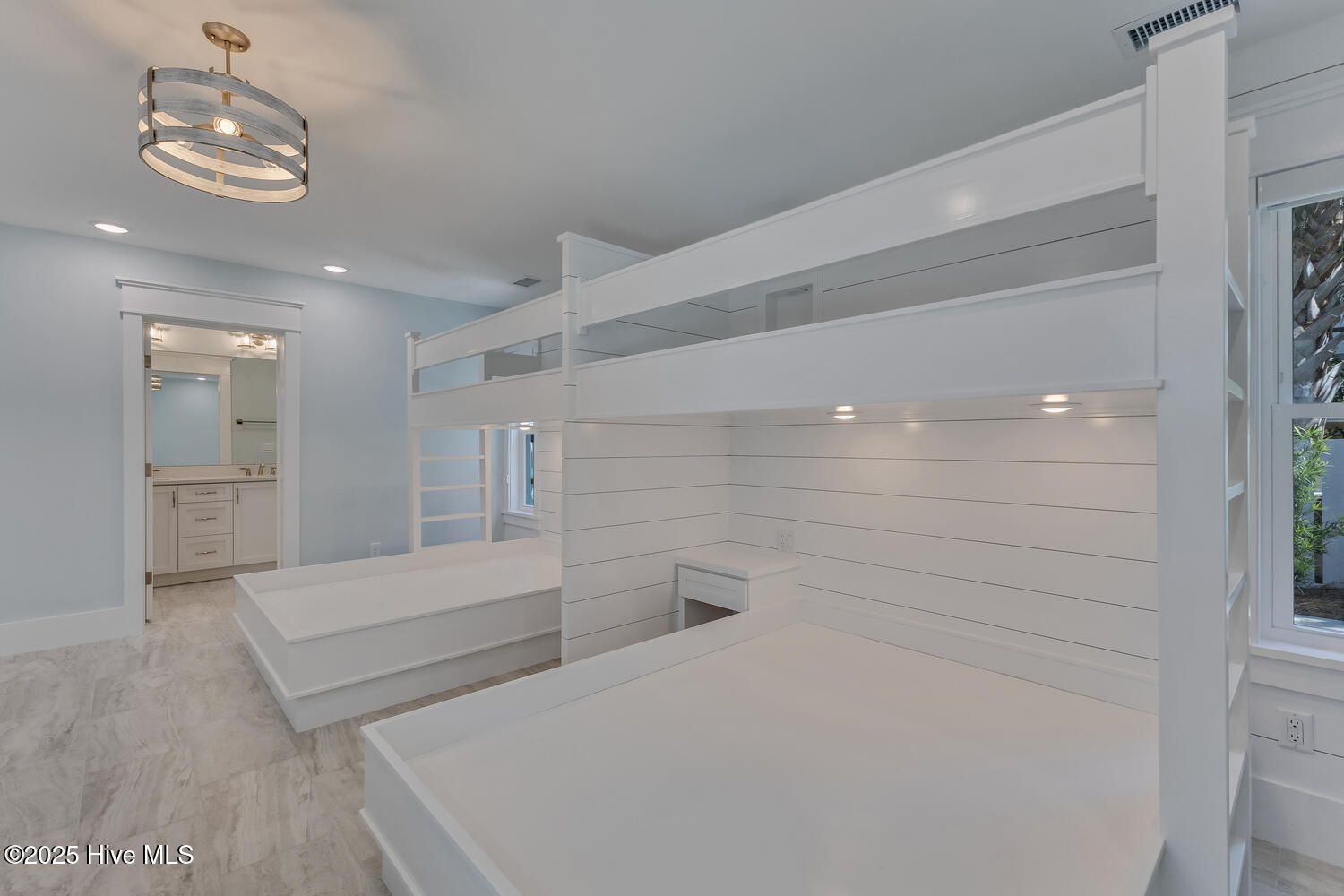 100537523 | Photo 41