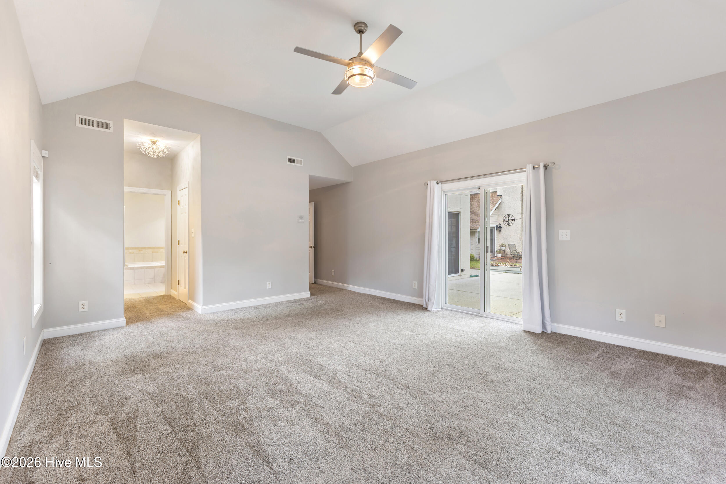 100557722 | Photo 24