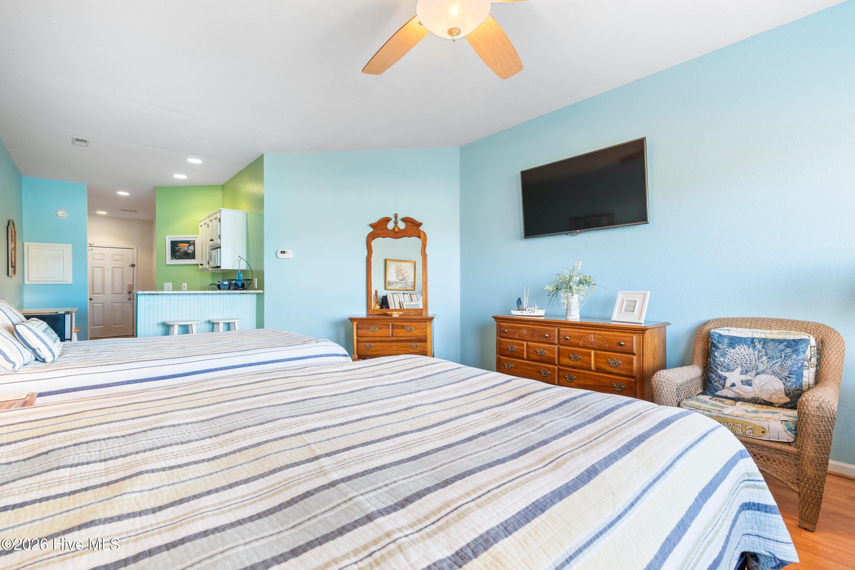 100548486 | Photo 40