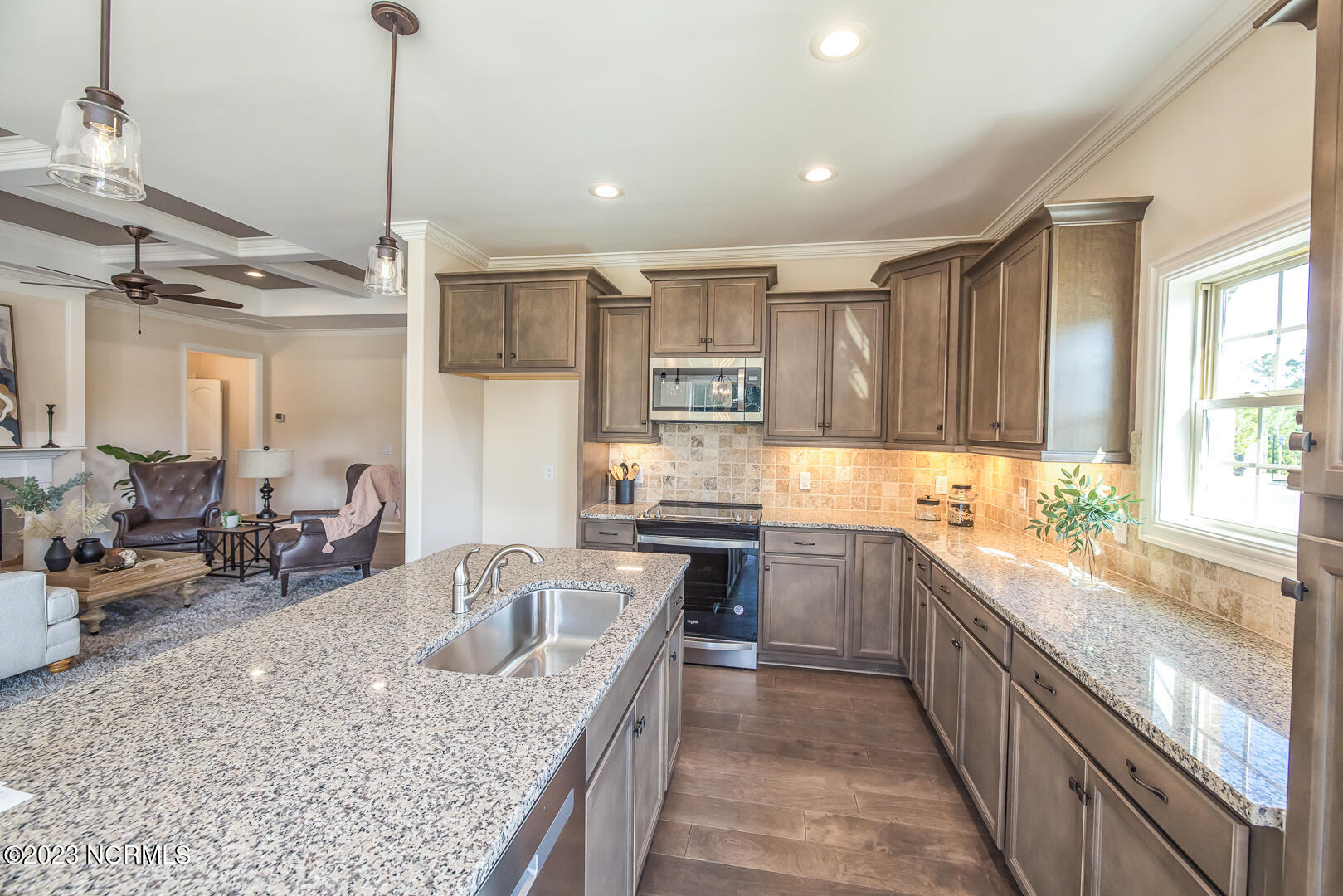 100512925 | Photo 16