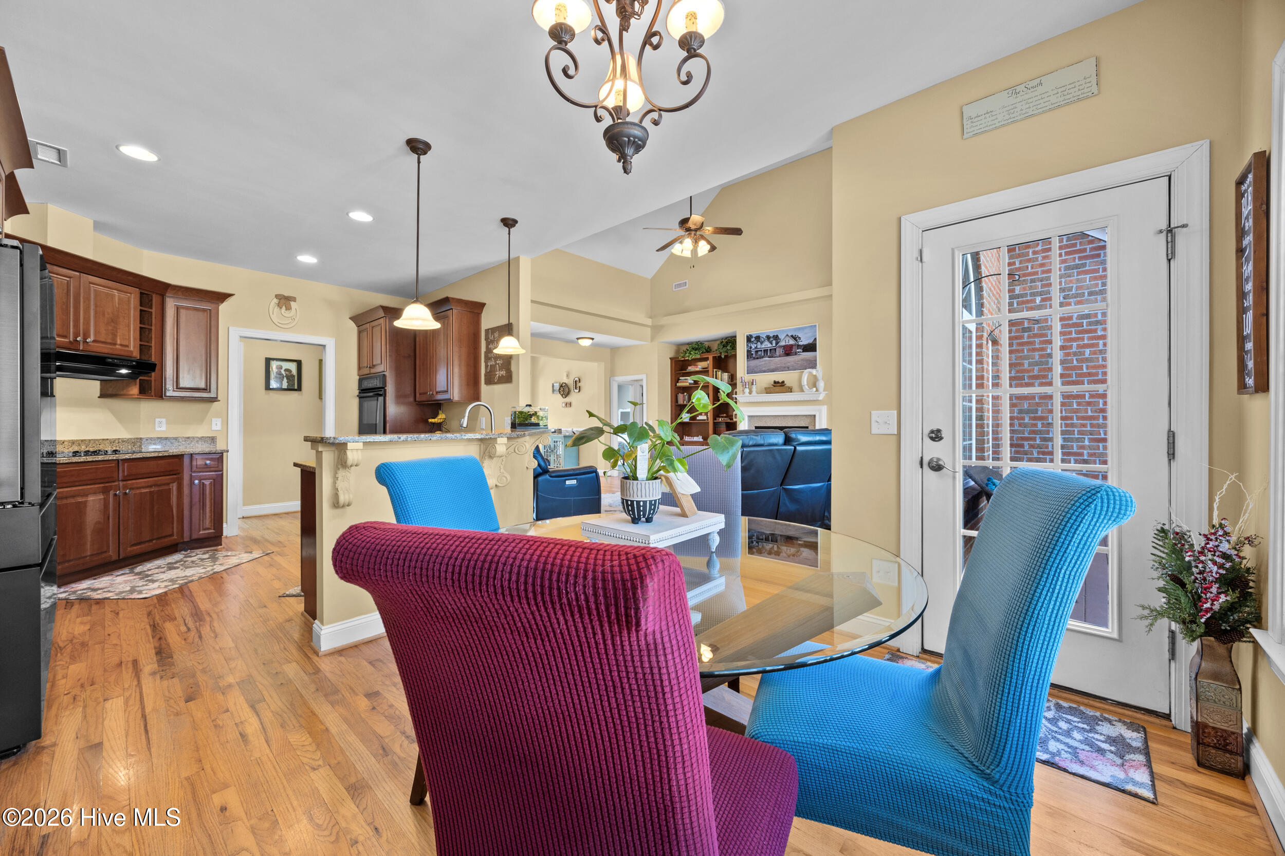 100550325 | Photo 22