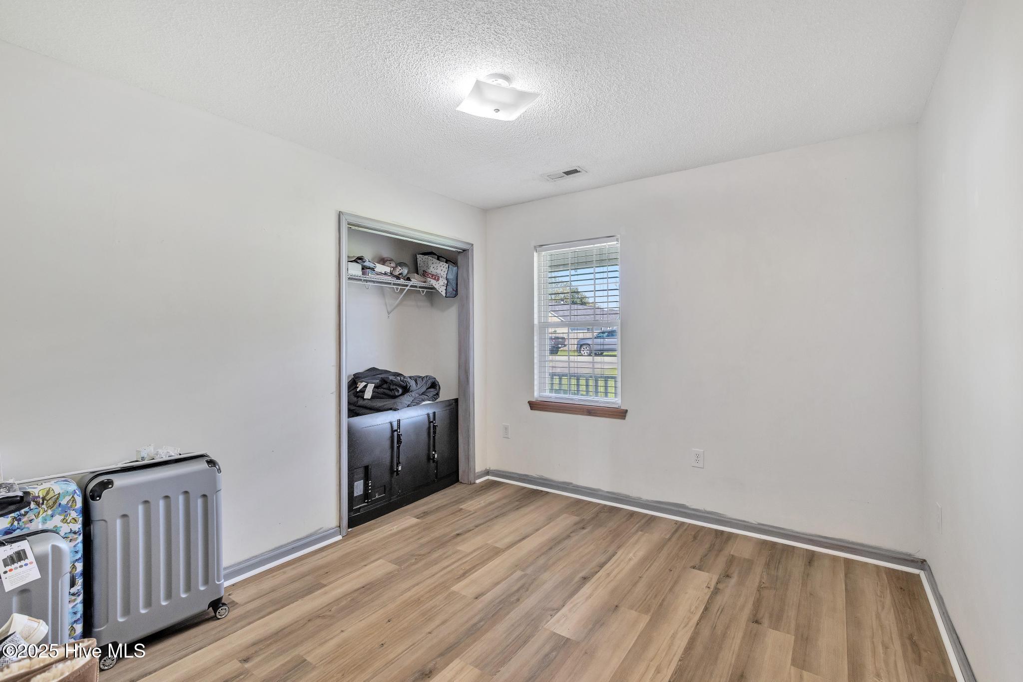 100525270 | Photo 16