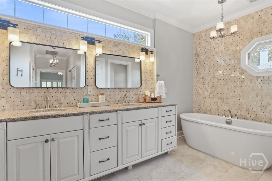 Renovated Primary Bath w/ garged tub