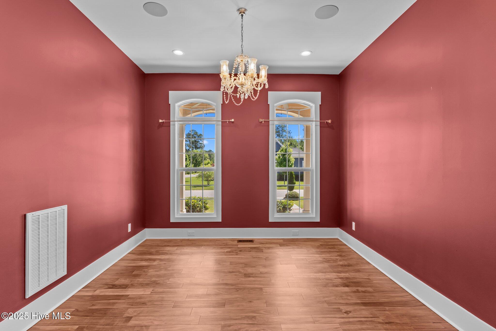 100552432 | Photo 35