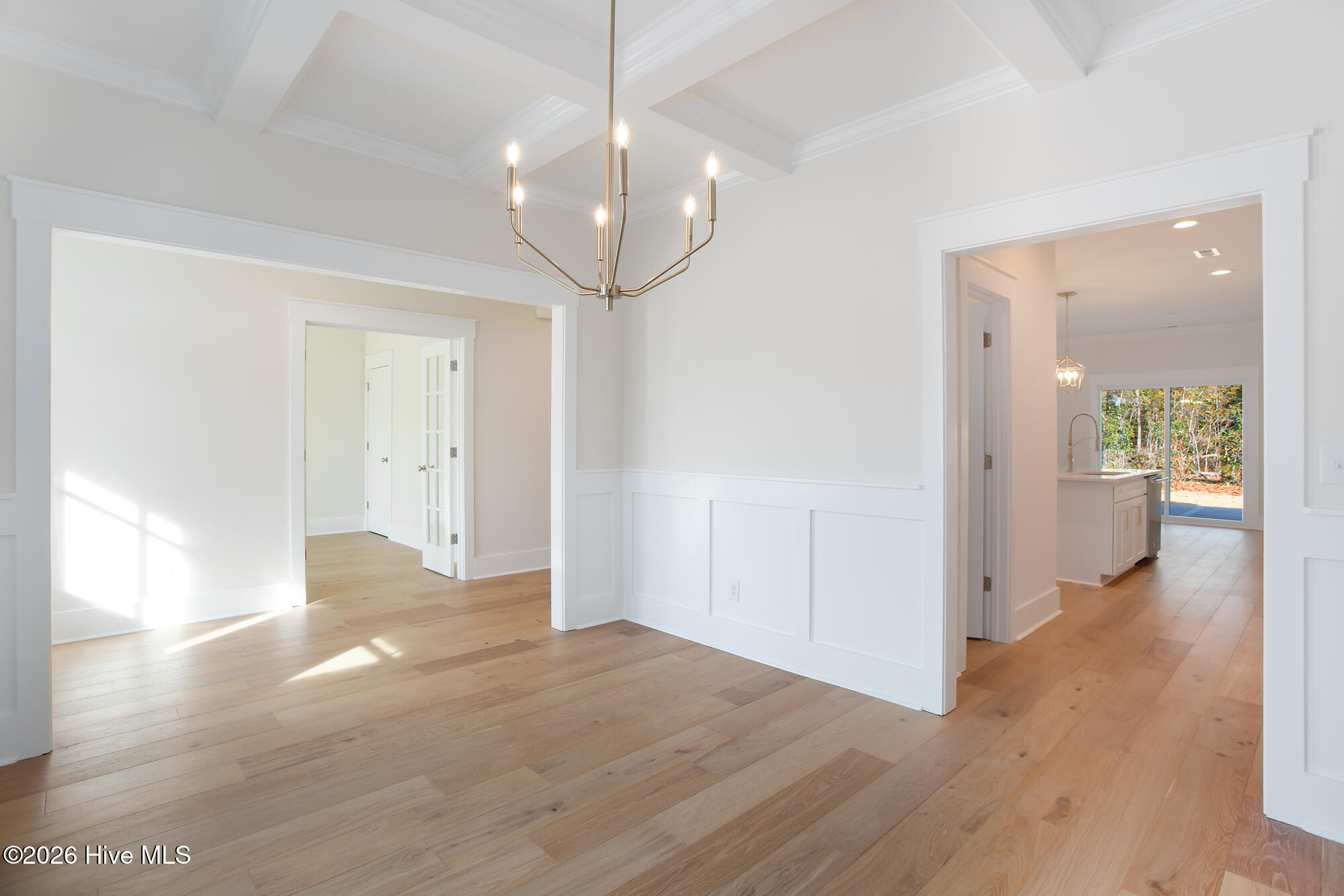 100548303 | Photo 12