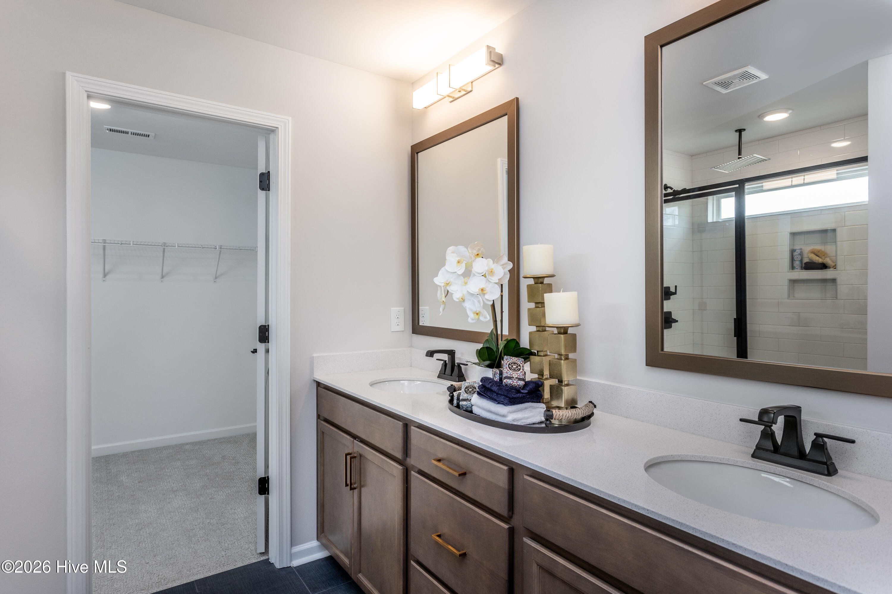 100557977 | Photo 19