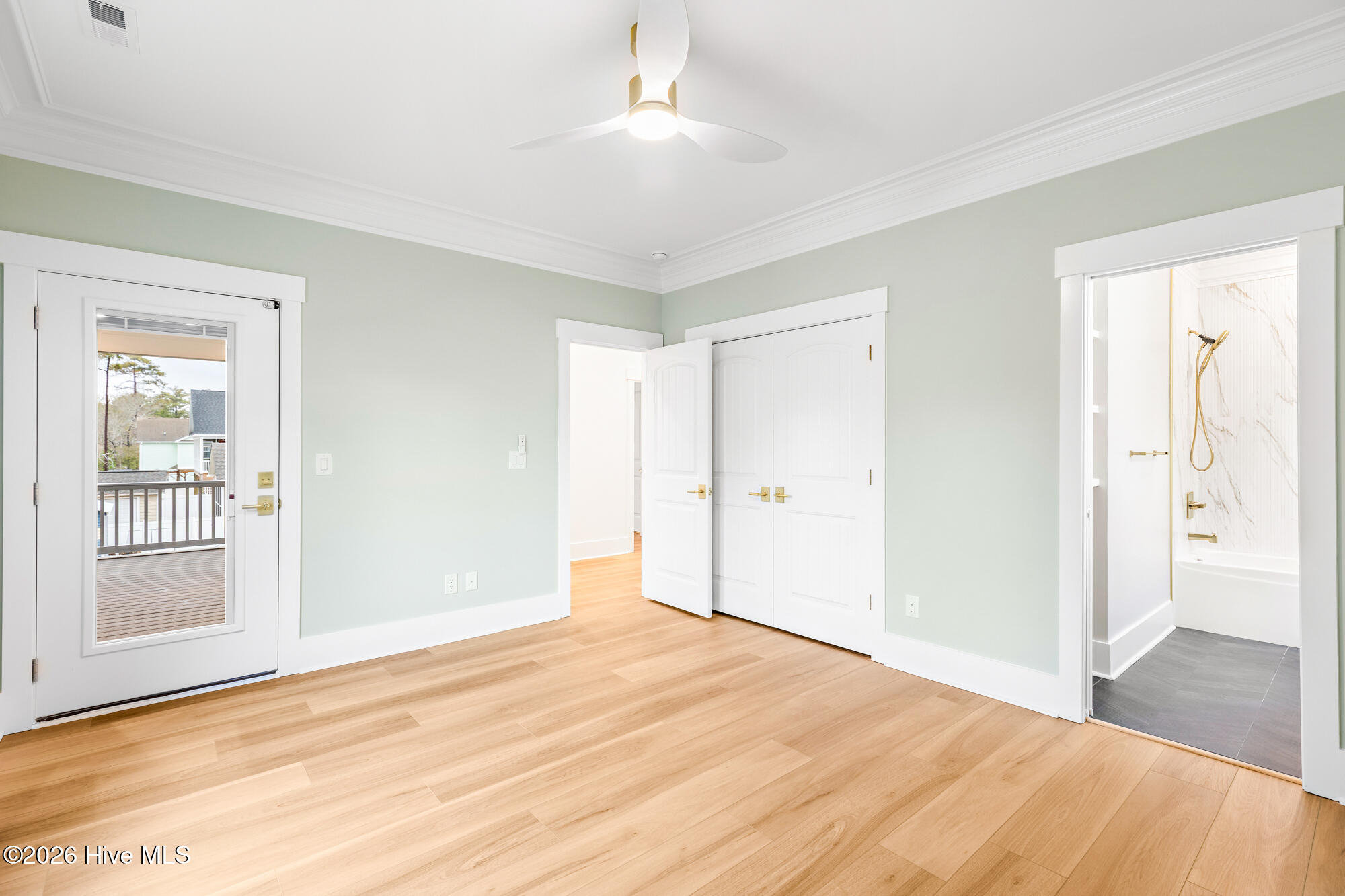 100516902 | Photo 153