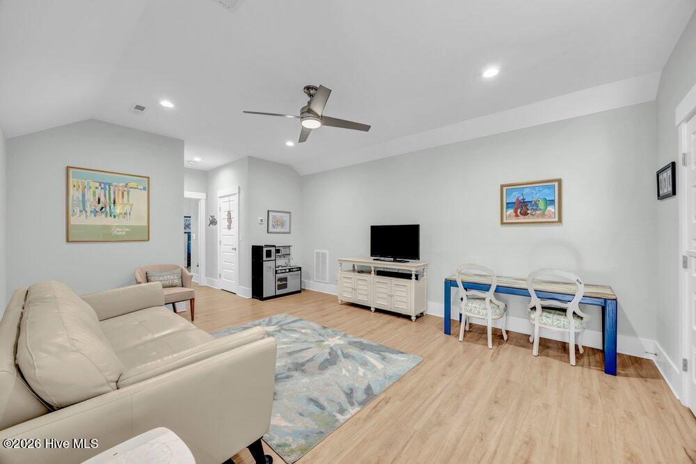 100561584 | Photo 29