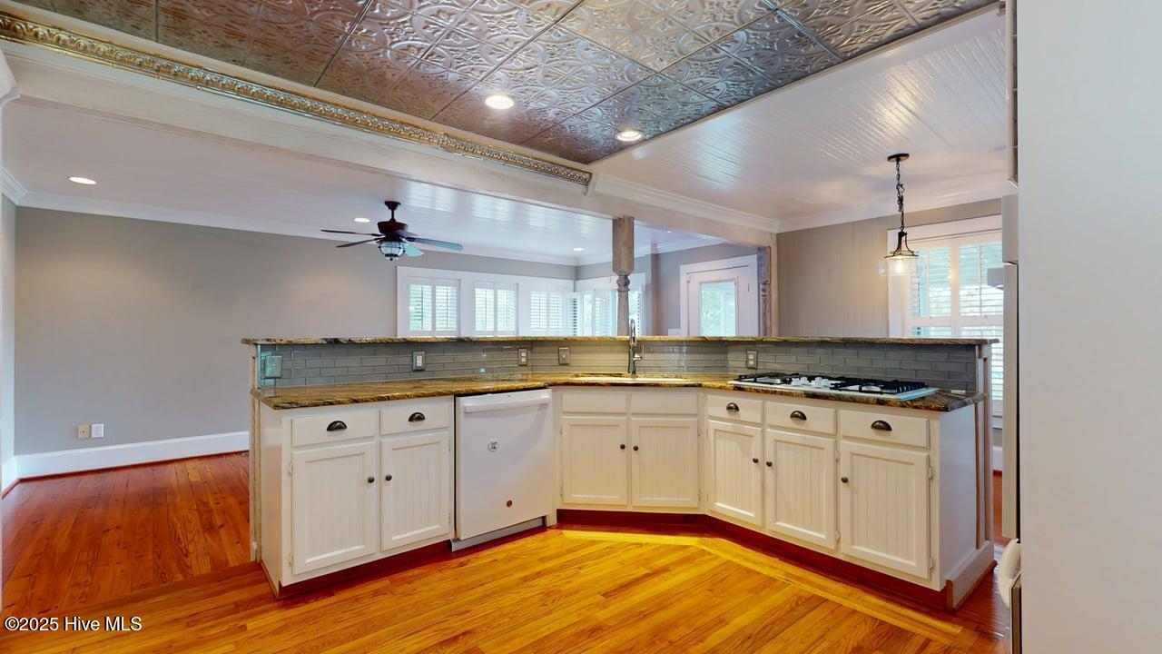 100502870 | Photo 22