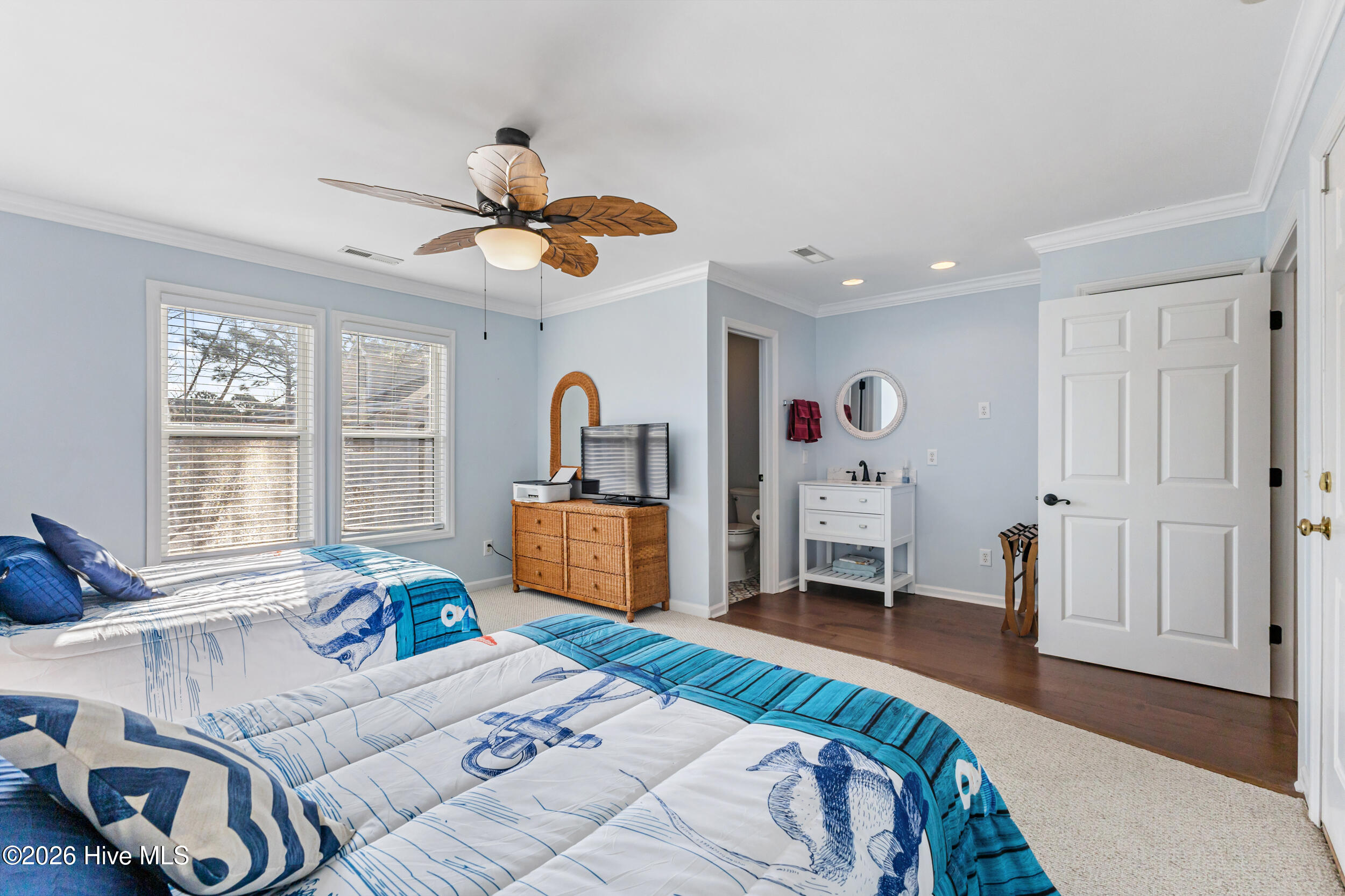 100548612 | Photo 19